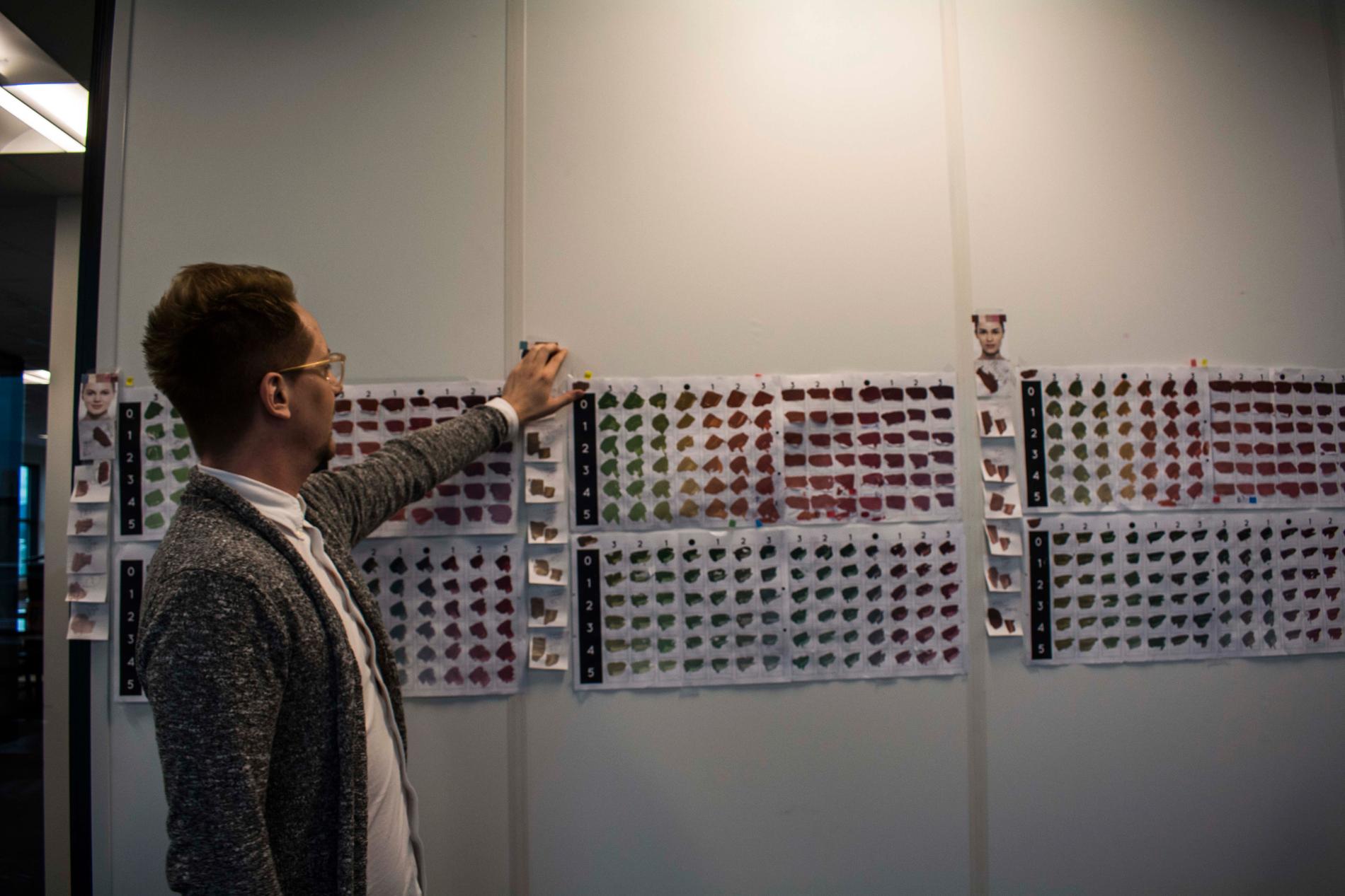 Stephan Ulvund Øien har håndblandet 1400 farger som han bruker i de forskjellige kolleksjonene sine. 