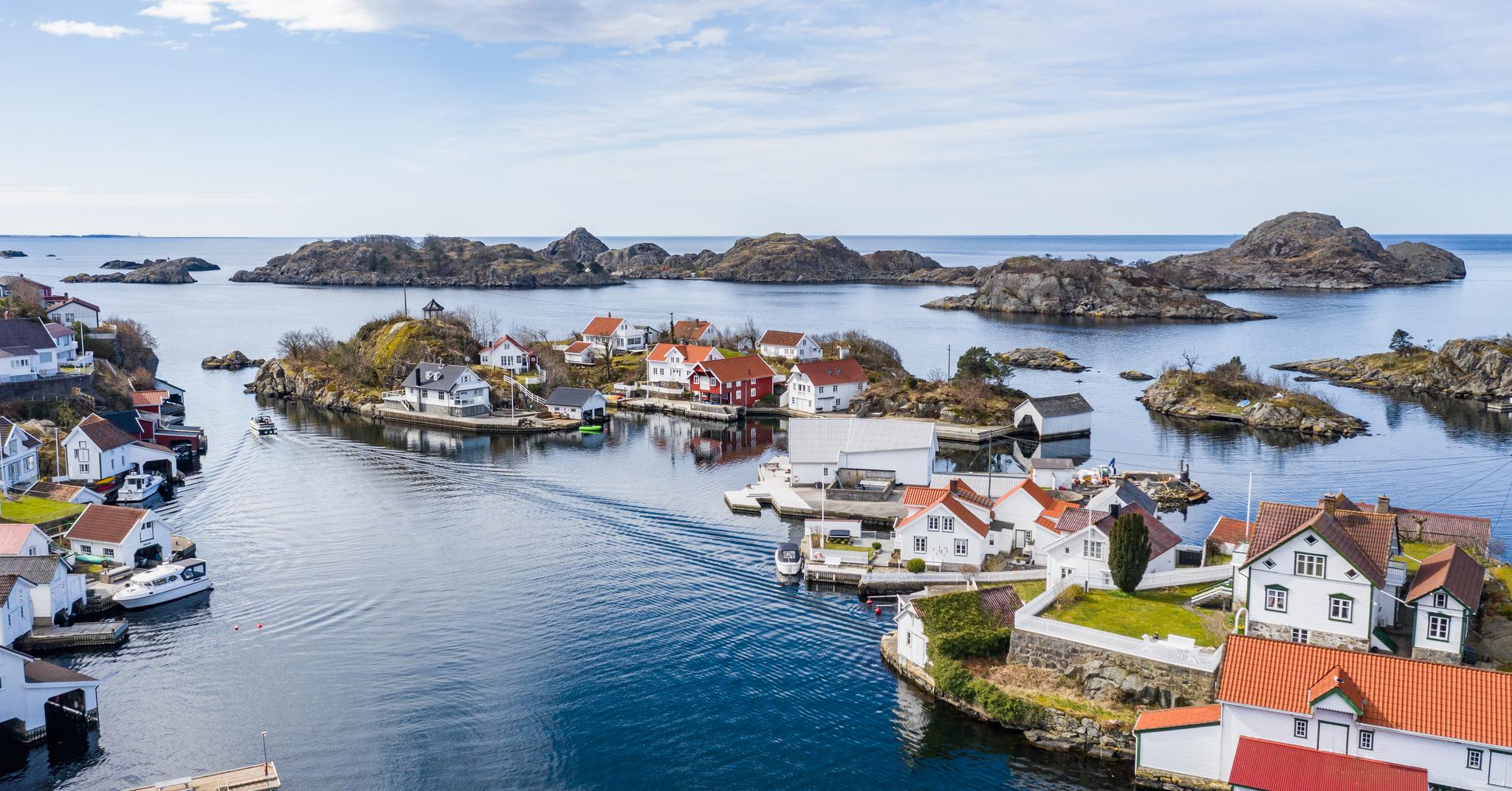 Hytter og fritidsboliger med nærhet til sjøen er populære. Her et bilde fra øya Hidra i Flekkefjord kommune.