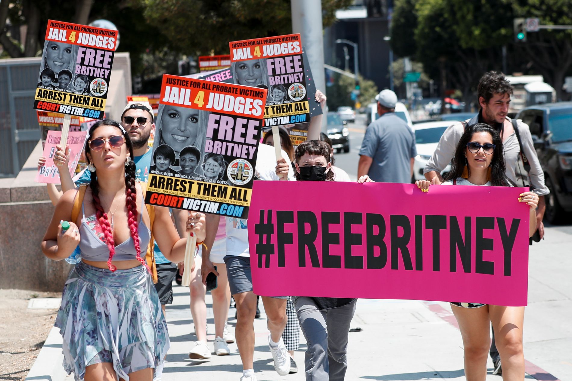 Siden våren 2019 har flere fans blitt en del av bevegelsen #freebritney på grunn av vergemålet artisten er satt under. Her er demonstrantene utenfor en rettsbygning i Los Angeles tidligere i juli. 