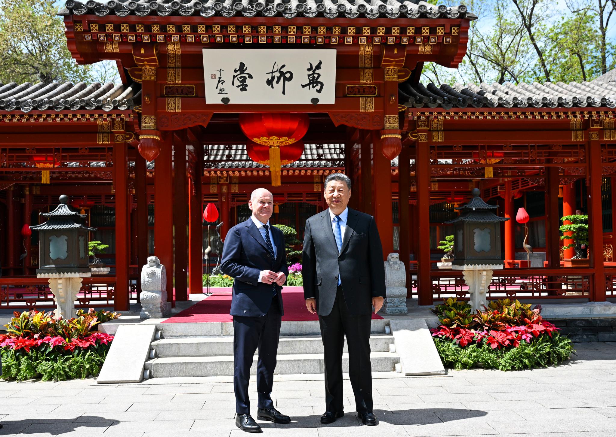 Tysklands forbundskansler Olaf Scholz og Kinas leder Xi Jinping før møtet i Beijing tirsdag 16. april.