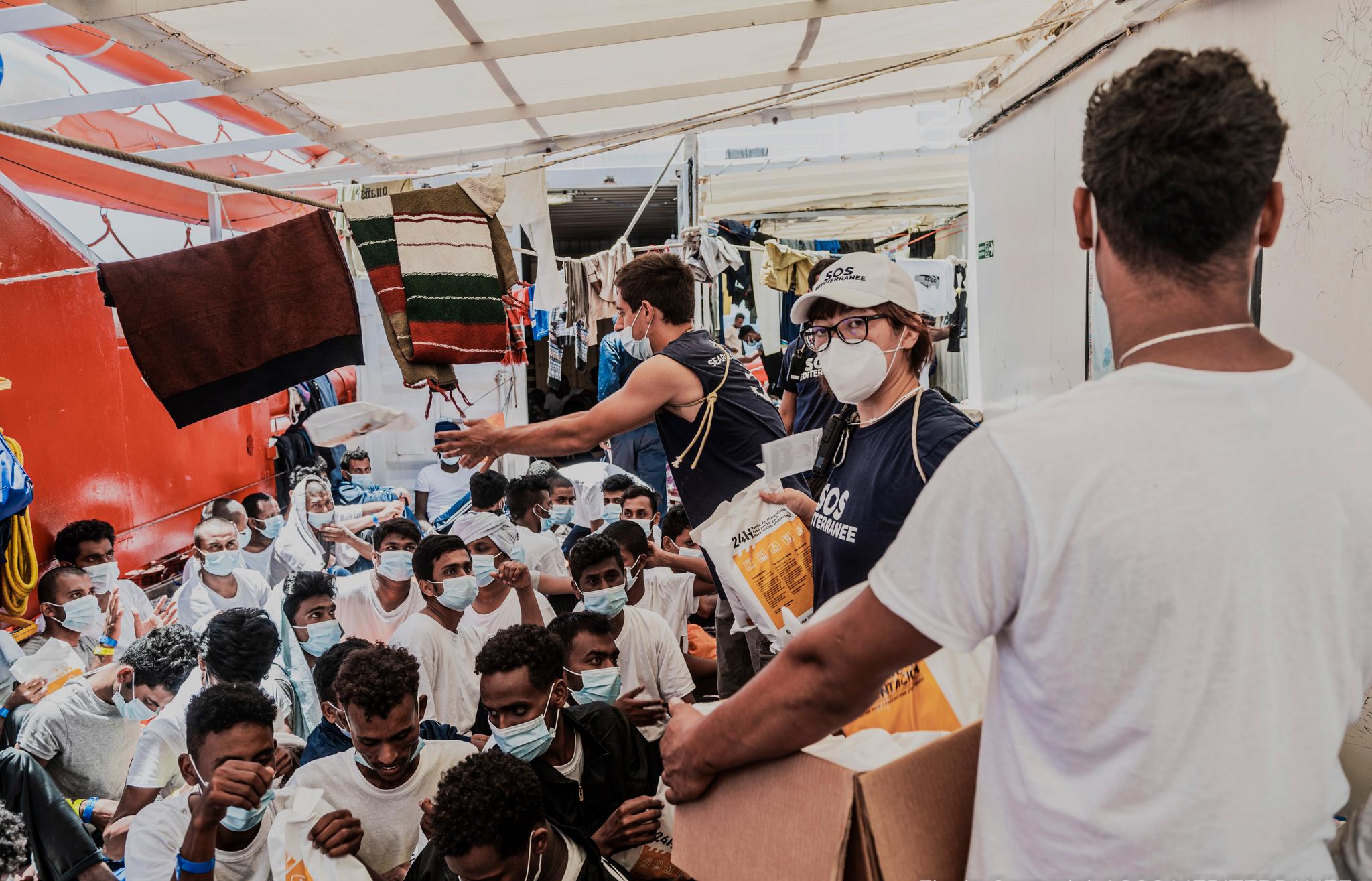 Tidligere i juli fikk Ocean Viking legge til kai på Sicilia i Italia med 573 migranter om bord. Her deler mannskapet ut mat mens de fortsatt søkte en havn. 