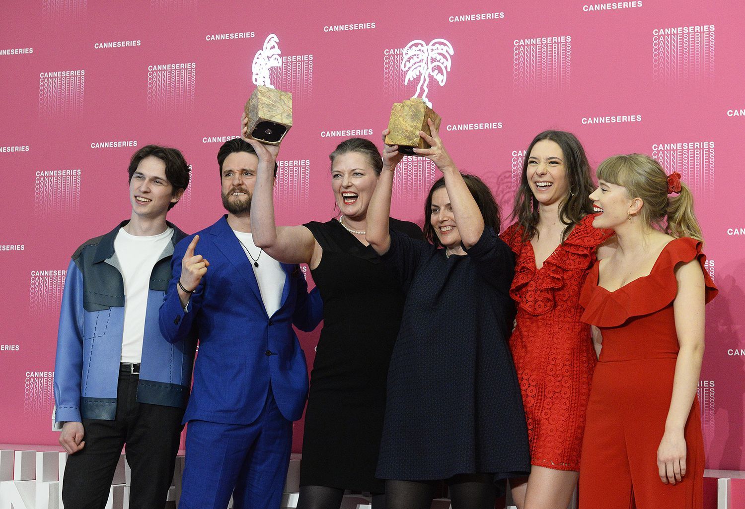 En fornøyd «Lykkeland»-gjeng etter prisutdelingen i Cannes.