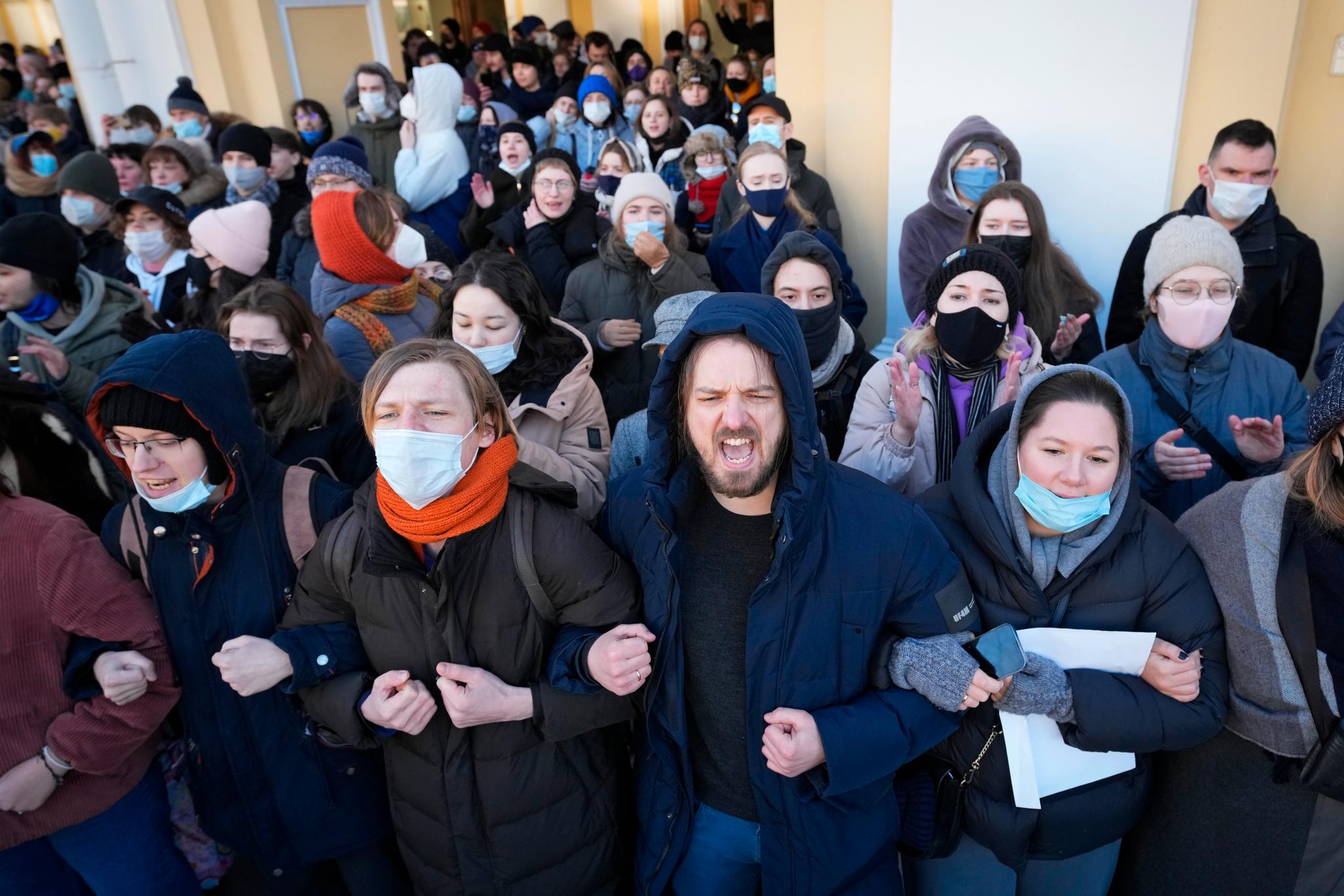 Den russiske befolkningen sitter med nøkkelen, skriver Lars Rowe. På bildet roper demonstranter anti-krigsslagord i den russiske byen St. Petersburg 27. februar. 