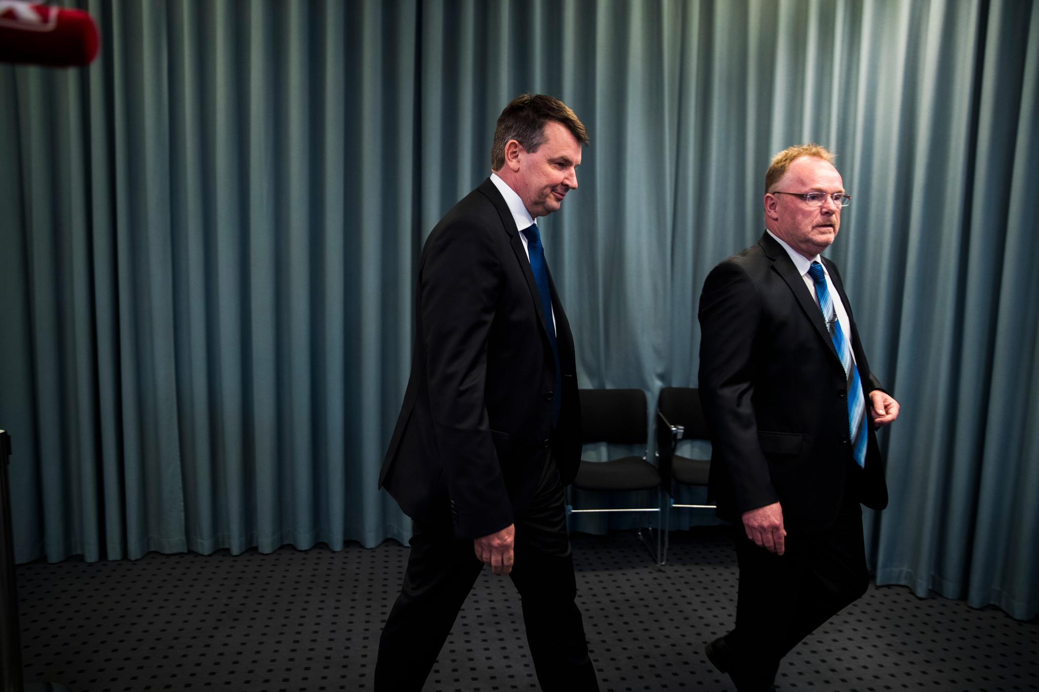 Frps to tidligere statsråder Tor Mikkel Wara (t.v.) og Per Sandberg fikk begge karantene og etterlønn etter avskjeden med politikken.