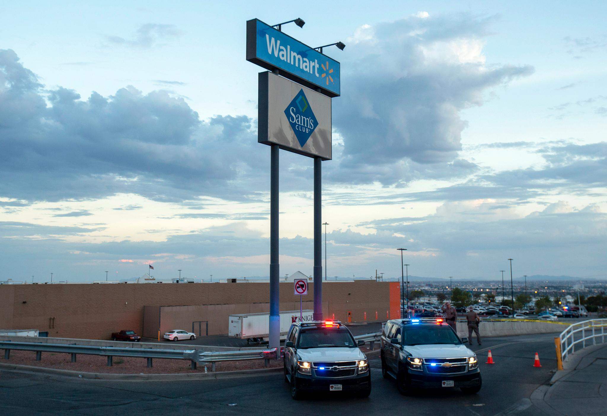 Delstatspolitiet i Texas ved Walmart etter massakren lørdag. Foto: Andres Leighton / AP / NTB scanpix