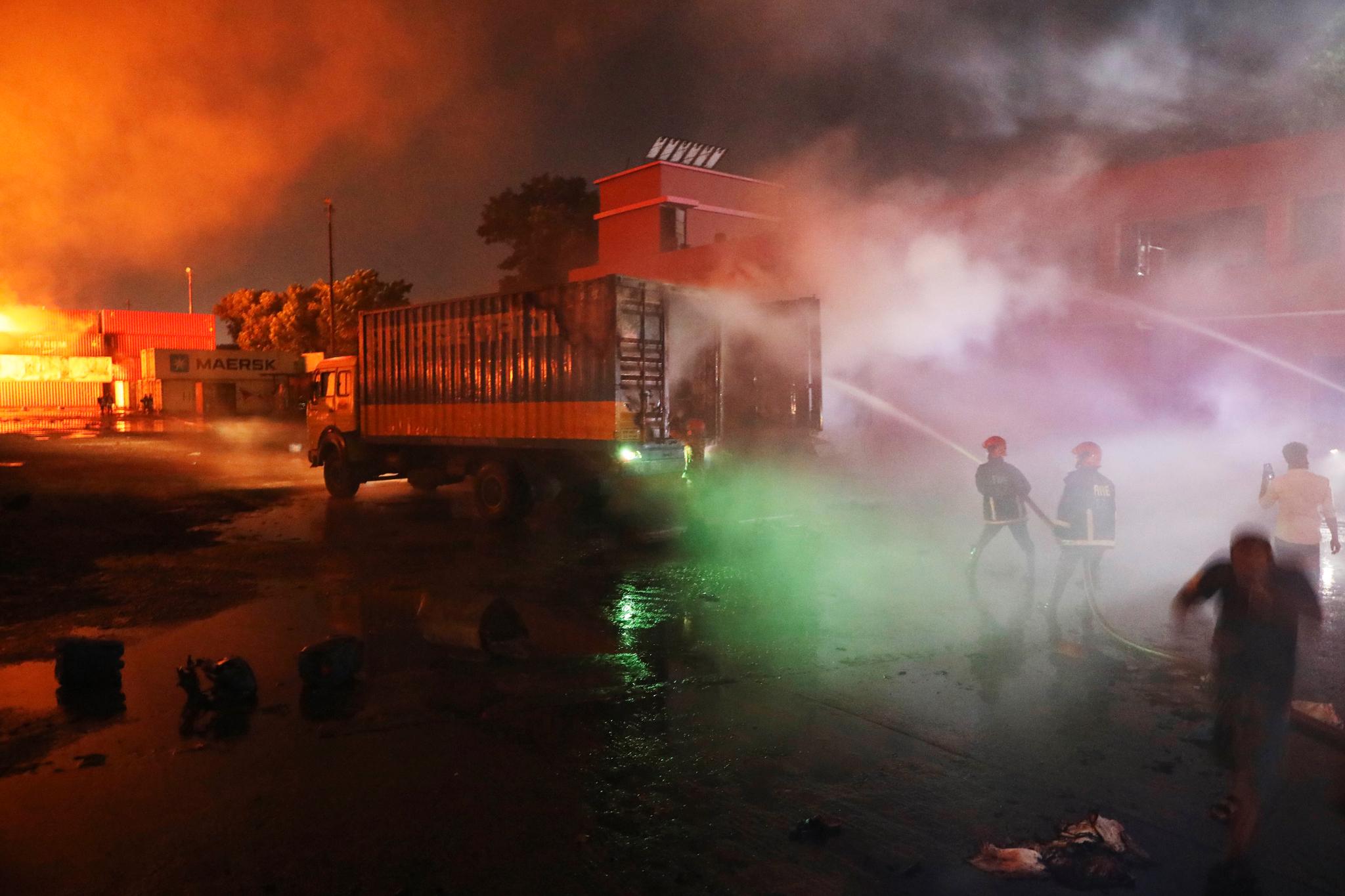 Brannmannskaper forsøker å slukke brannet på lagerområdet utenfor Chittagong. 