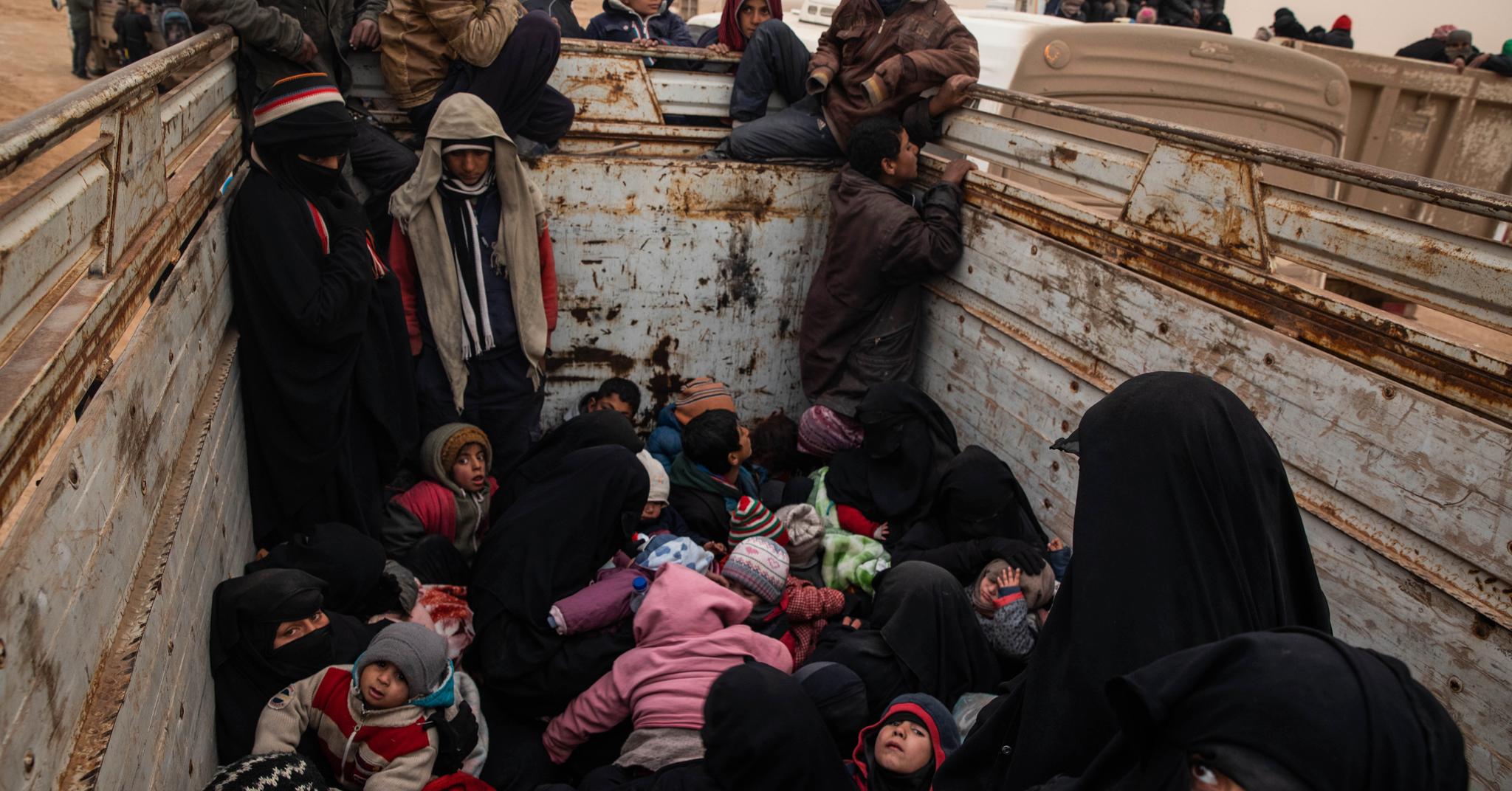 Små barn og de svartkledde mødrene deres, mange av dem IS-medlemmer, er stuet sammen på et iskaldt lasteplan.