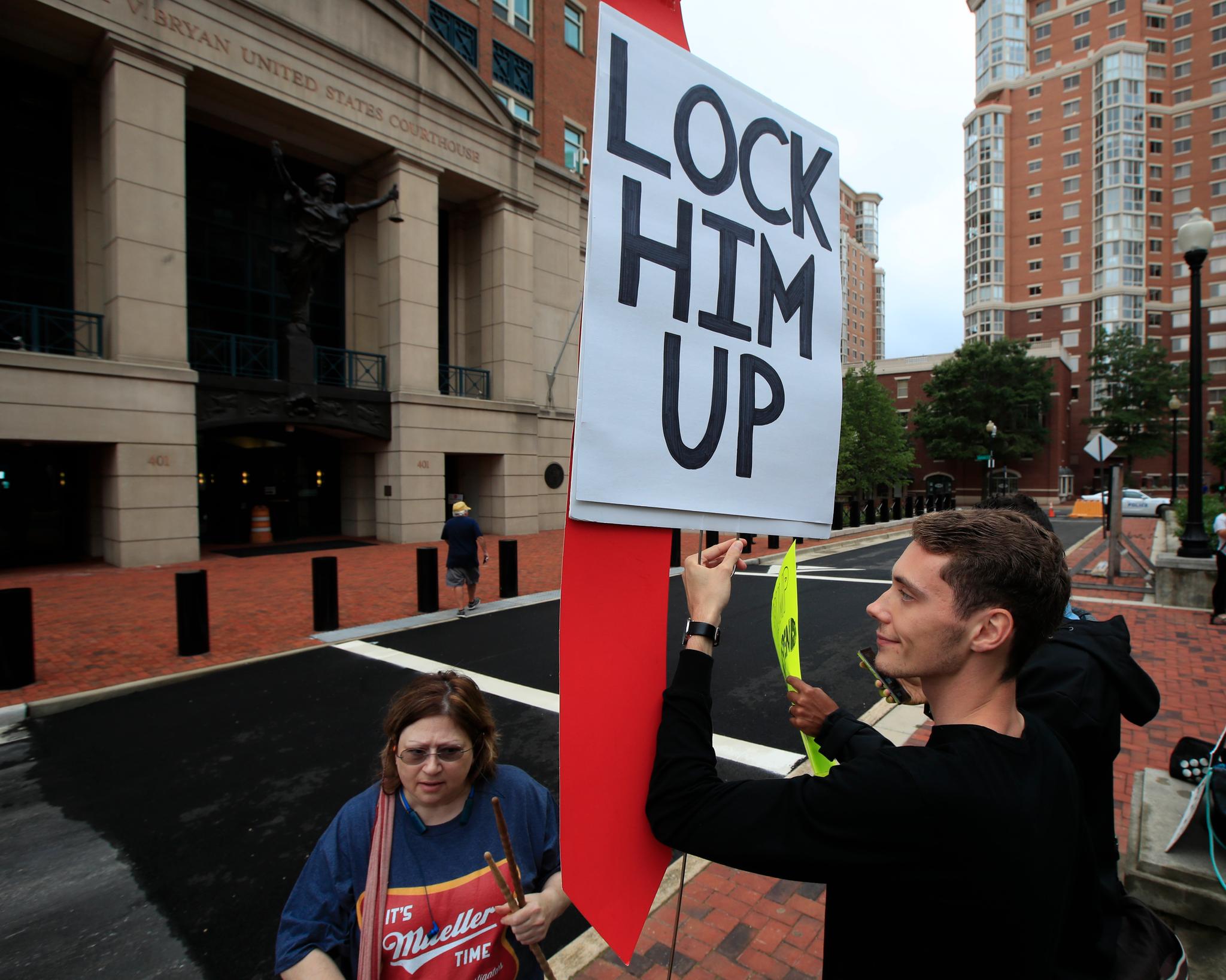  Utenfor rettslokale i delstaten Virginia sto demonstranter med plakater og slagord som «Sperr han inne».