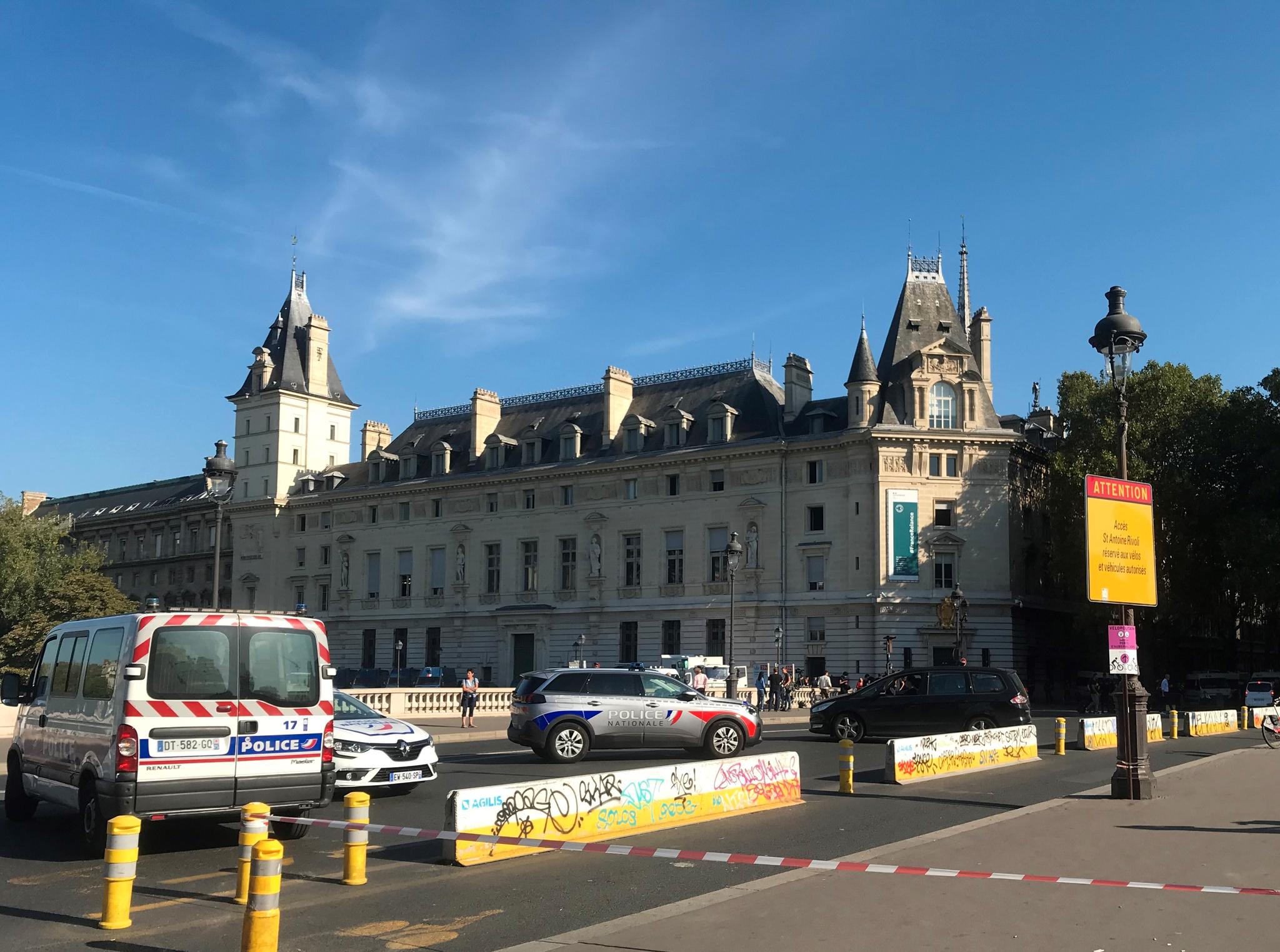 Sikkerheten rundt justispalasset i Paris var høy da rettssaken startet onsdag formiddag. 
