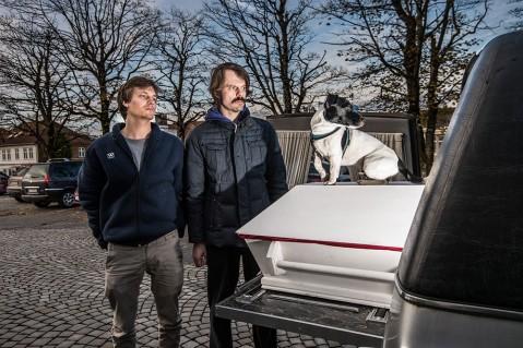 Fredrik Waldeland og Thomas Aske Berg er vant til at folk sperrer opp øynene når de kjører rundt i den spesielle Cadillacen. På likkista står hunden Thor.