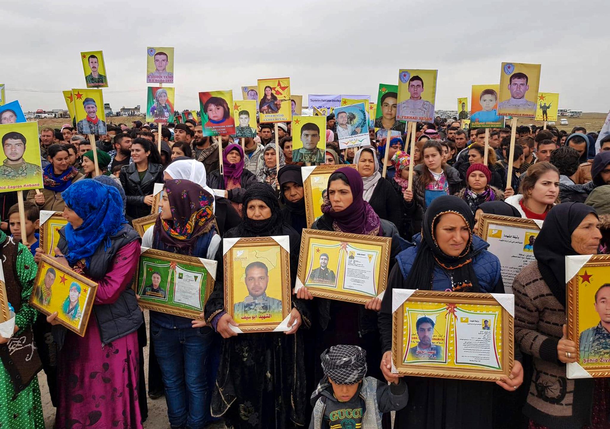 Kurdiske demonstranter protesterte før jul utenfor den amerikanske basen i Kobani i Syria. Mange frykter hva som vil skje etter at amerikanerne trekker seg ut.