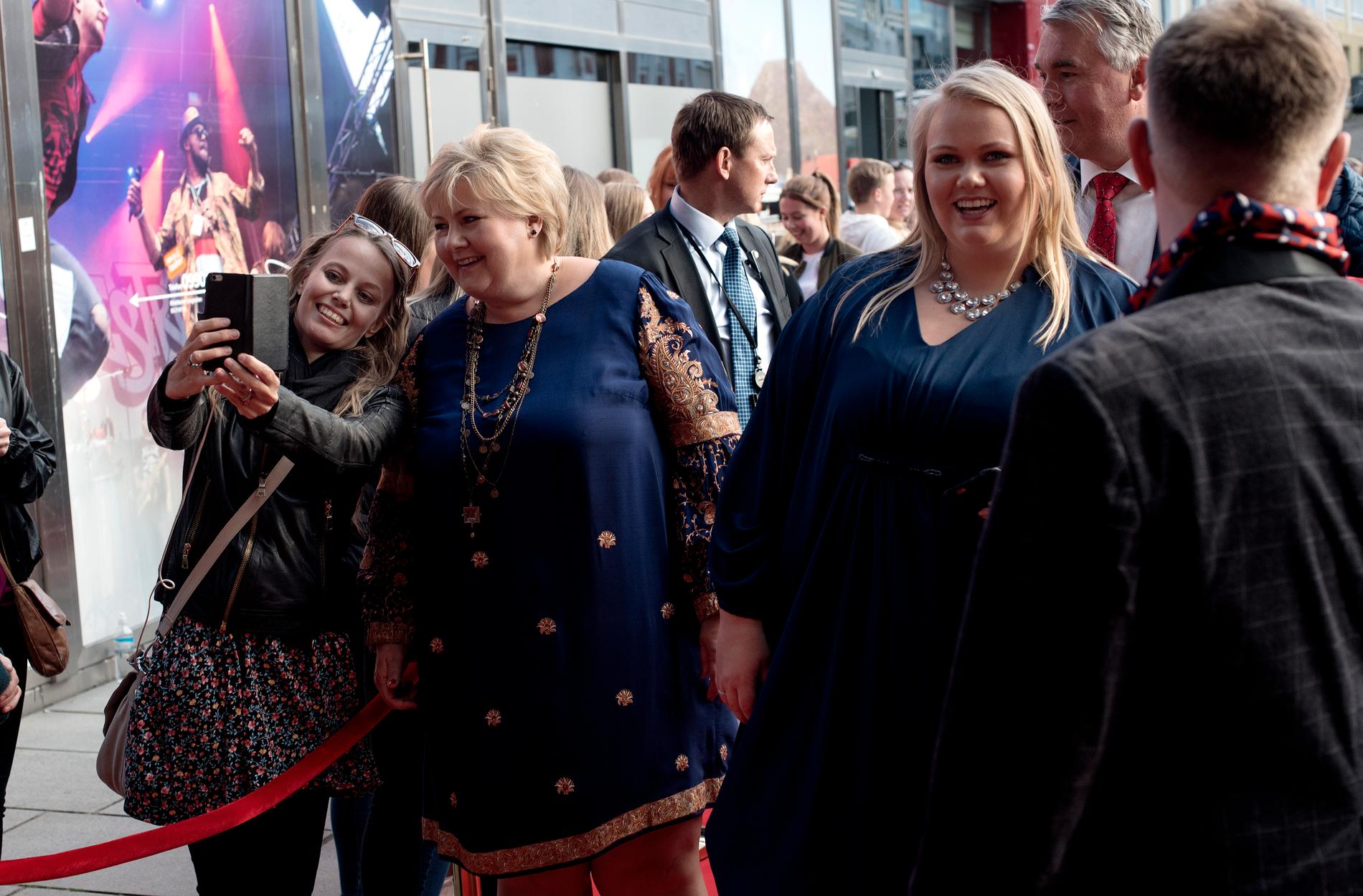 SELFIEKØ: Det var tett med kjendiser på den røde løperen utenfor Grieghallen fredag kveld, og selfie- og autografjegerne sto parat. Statsminister Erna Solberg var blant dem som stoppet opp for å møte publikum. 