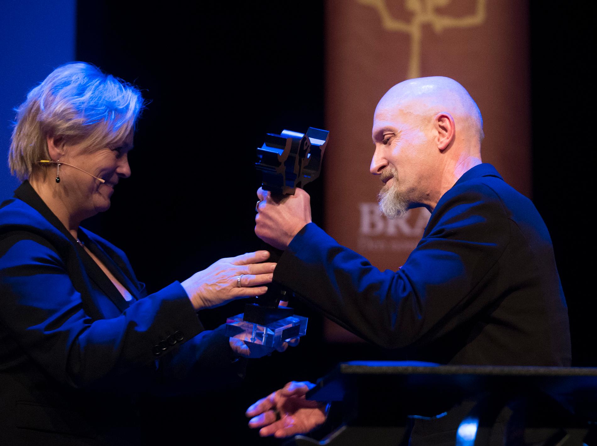 Brageprisen 2015: Med boken «Magnet» vant Lars Saabye Christensen skjønnlitteraturprisen. Kulturminister Thorhild Widvey delte ut prisen.