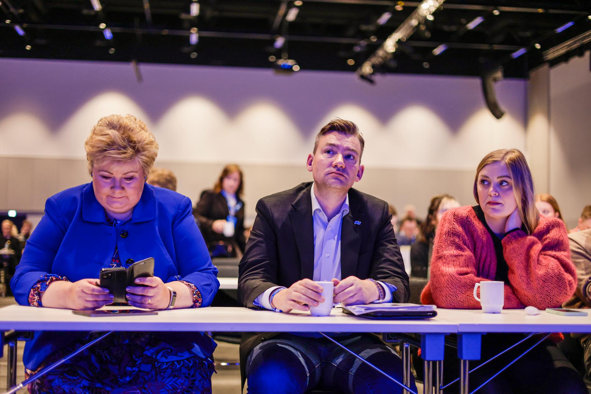 Erna Solberg sammen med sine to nestledere, Henrik Asheim og Tina Bru, under partiets landsmøte i mars.