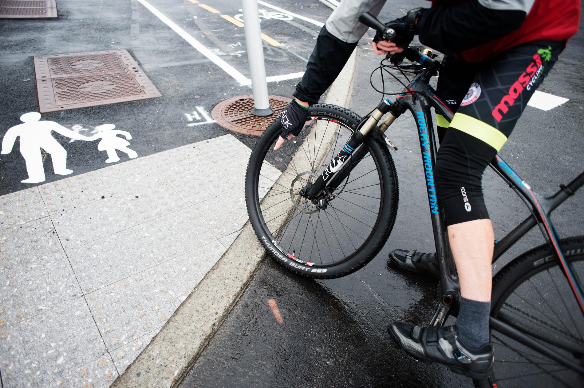 Syklister bør ikke ha det for travelt når de passerer barn, mener innsenderen. 