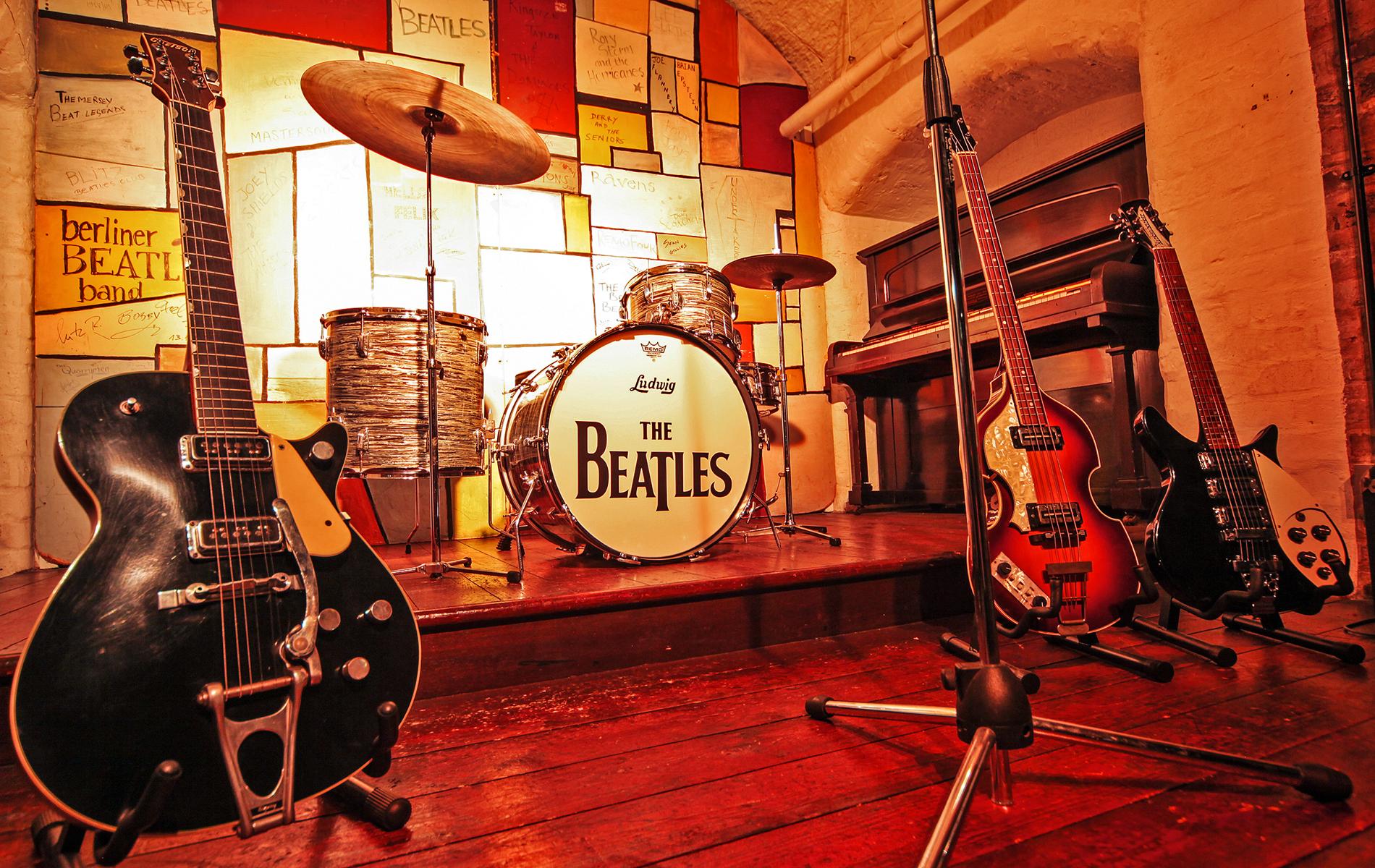  På museet The Beatles Story er det også et The Cavern room, hvor de har gjenskapt scenen i kjellerlokalet hvor bandet spilte tidlig på 1960-tallet. Nærmere 300 ganger spilte The Beatles i kjellerlokalet. Manager Brian Epstein oppdaget bandet der under en lunsjpause, i november 1961. 