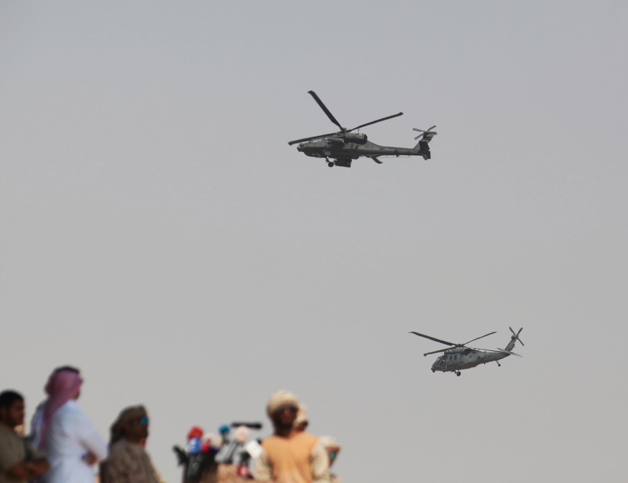 To helikoptre flyr over Mukalla i Jemen under en militær seremoni i slutten av november. 