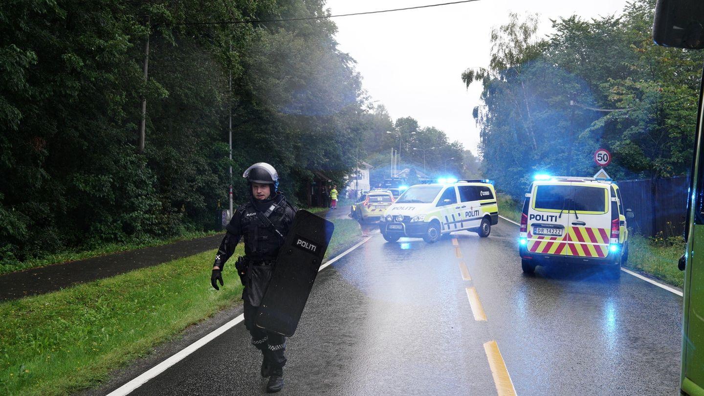 Tungt bevæpnet politi med verneutstyr sperret av området rundt moskeen i Bærum i de dramatiske timene etter angrepet i august.