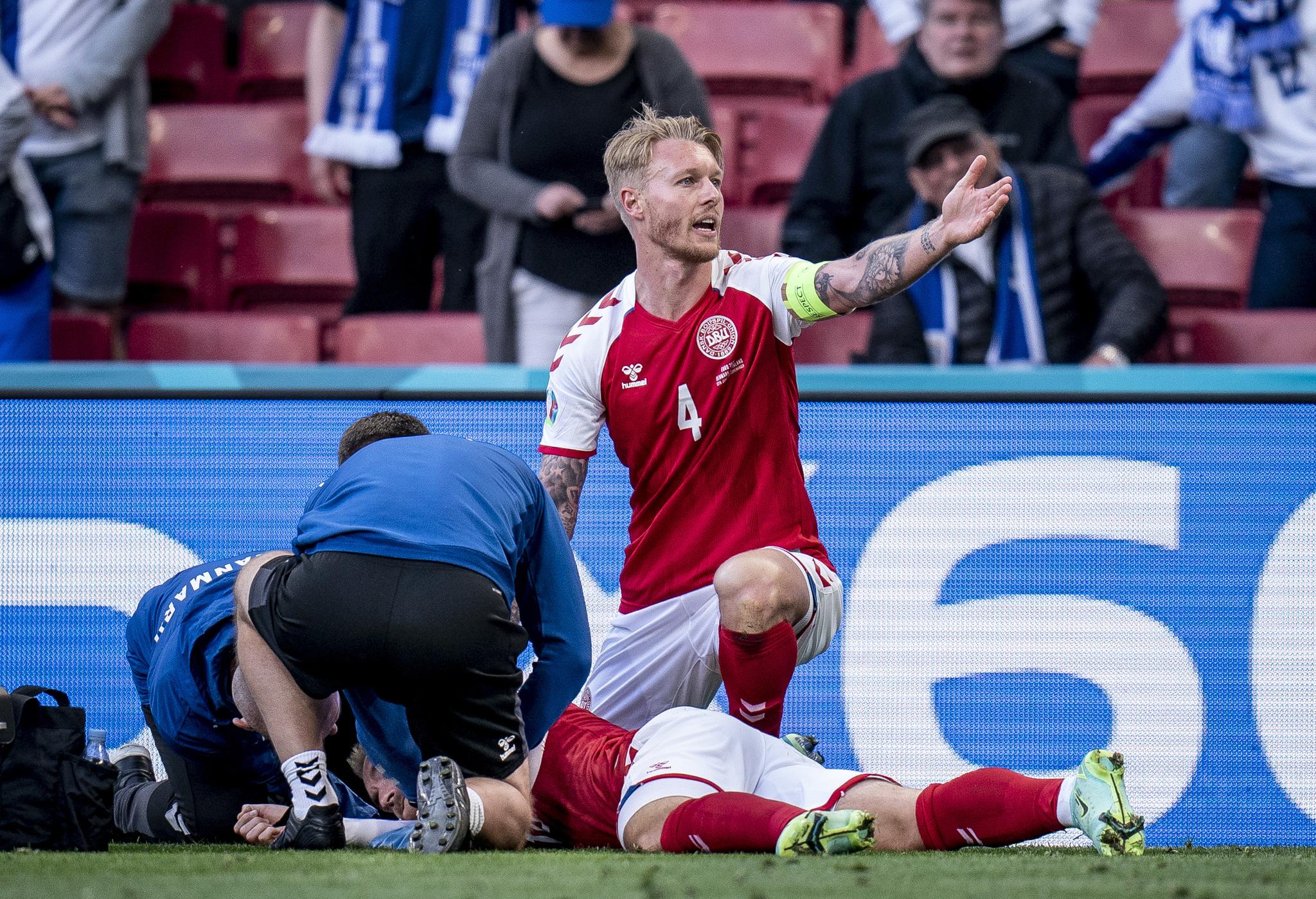 FALT OM: Eriksen falt om med hjertestans i kampen mot Finland i fjorårets EM. 