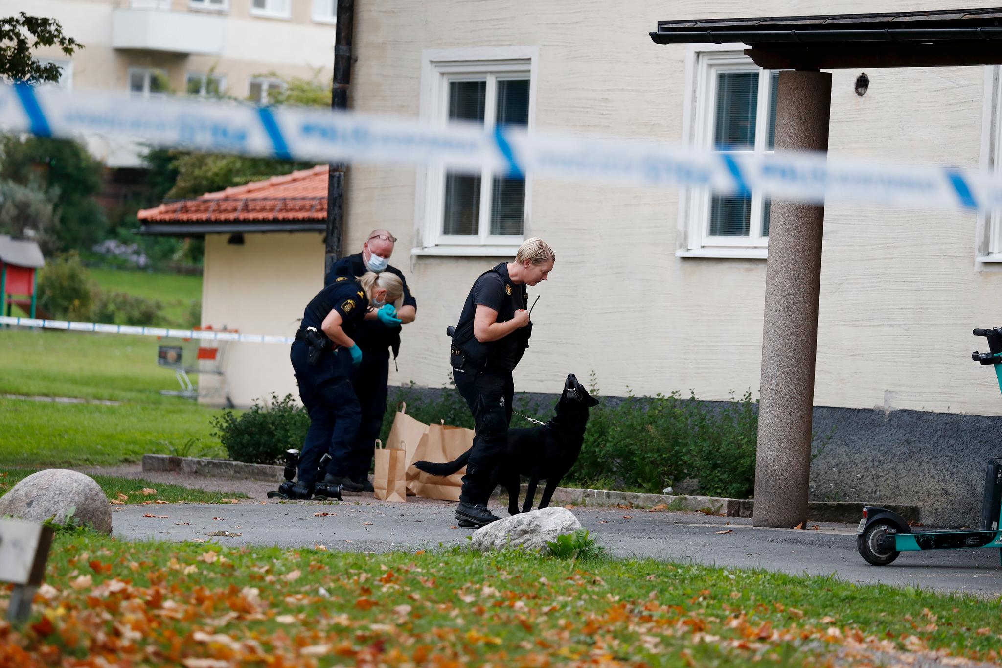 En mann ble funnet skutt i en trappeoppgang i Uppsala forrige uke. Mannen, som jobbet i hjemmetjenesten, døde senere. Han skal ikke ha noen koblinger til kriminalitet. Men en person med tilknytning til Den kurdiske reven skal ha bodd på samme sted.