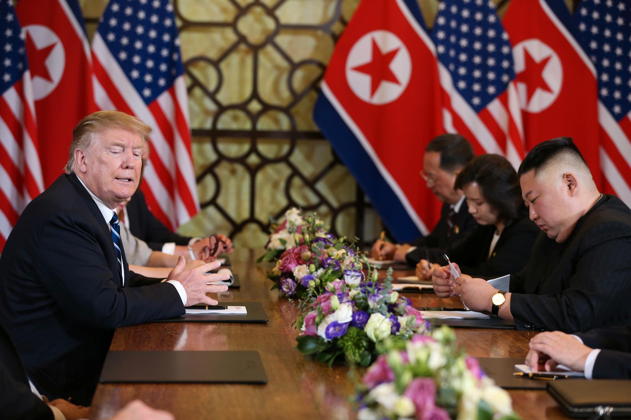President Donald Trump og Nord-Koreas leder Kim Jong-un før møtet i Hanoi 28. februar brått ble avsluttet. 