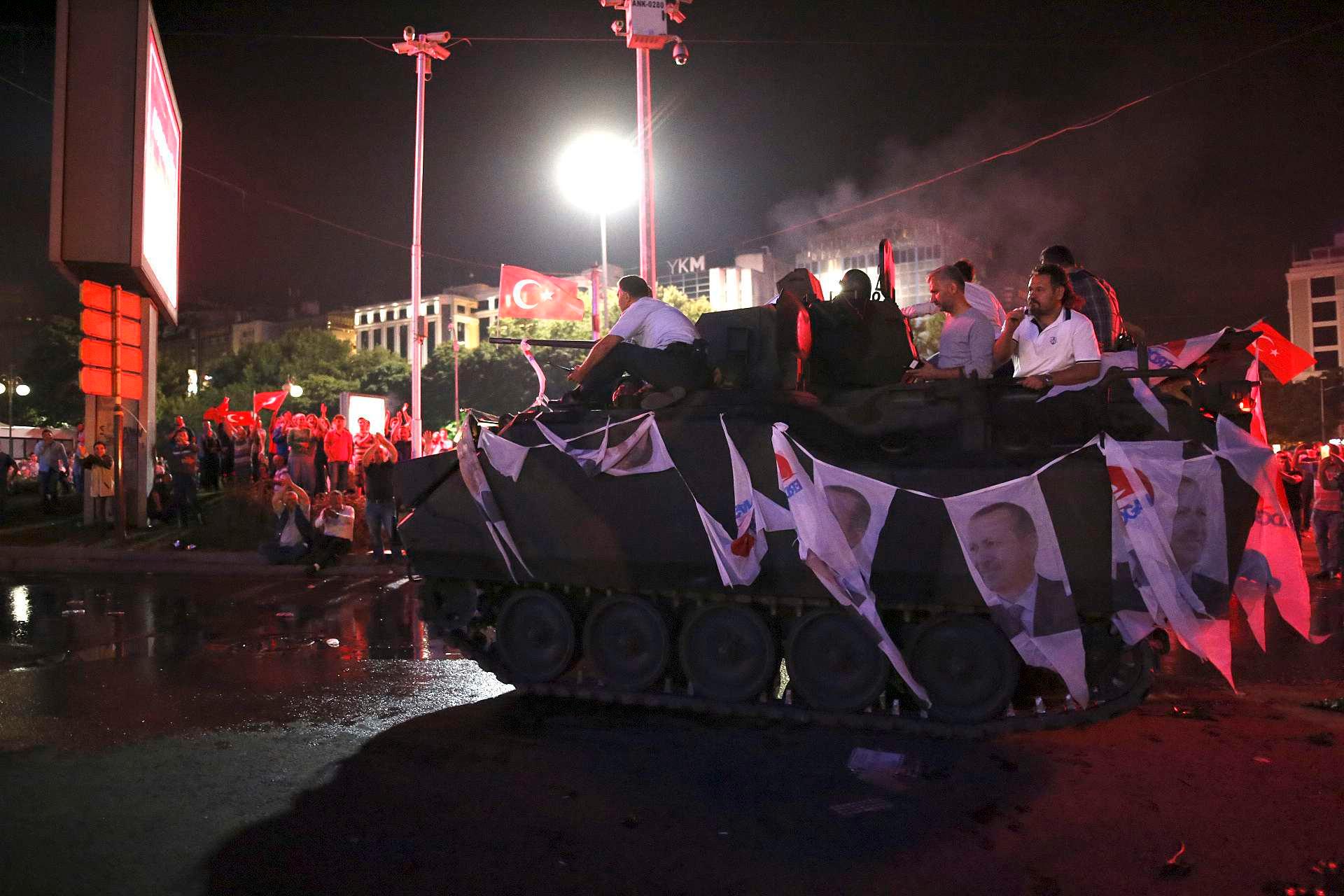 Erdogan-tilhengere tok til gatene etter at en gruppe i militæret forsøkte å gjennomføre et kupp natt til lørdag.