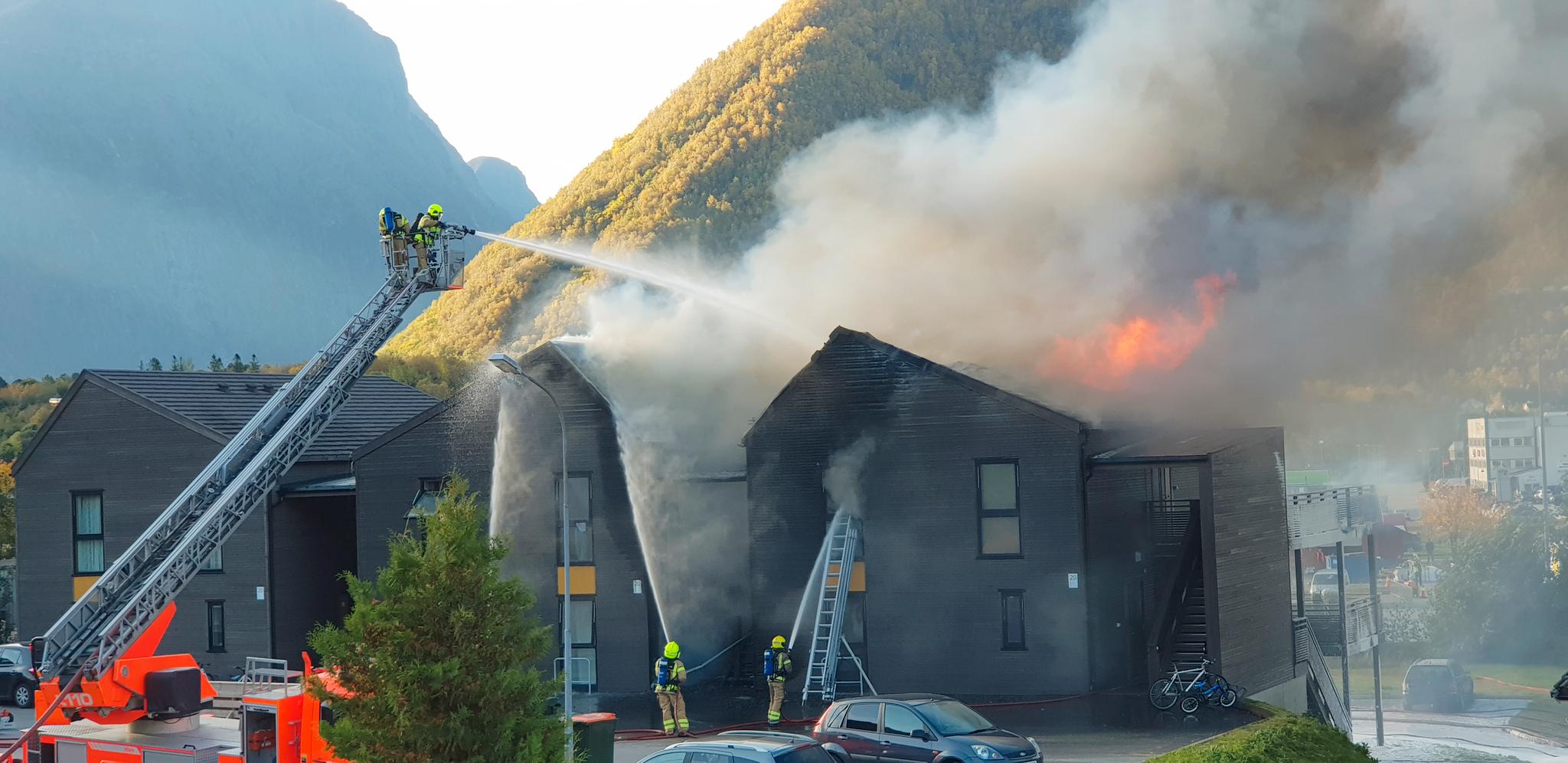 Store ressurser fra hele distriktet jobbet for å slukke en brann i flere bolighus i Åndalsnes i Rauma kommune. 