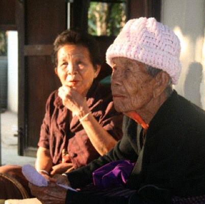 TRADISJON: Skaales bestemor, Boonta, døde julen 2014. Da var hun blitt 107 år gammel. Nå flytter han i tempel for henne, en vanlig tradisjon innenfor thailandsk kultur.
