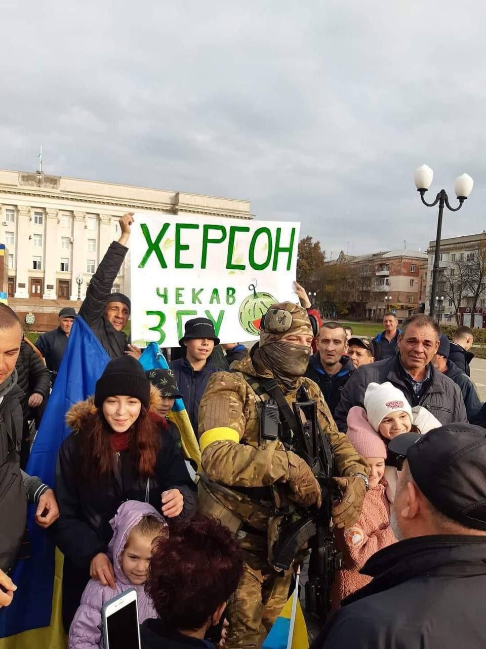 Festa popolare, bandiere e forti emozioni dopo la liberazione di Kherson.  Ora i russi stanno costruendo trincee in Crimea.
