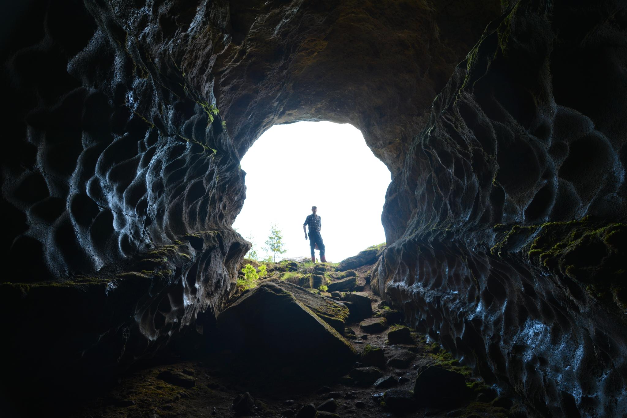 Undergrunnen i Velfjord består av et sinnrikt grottesystem som innsjøen forsvinner ned i. Dette bildet er fra Aunhola.