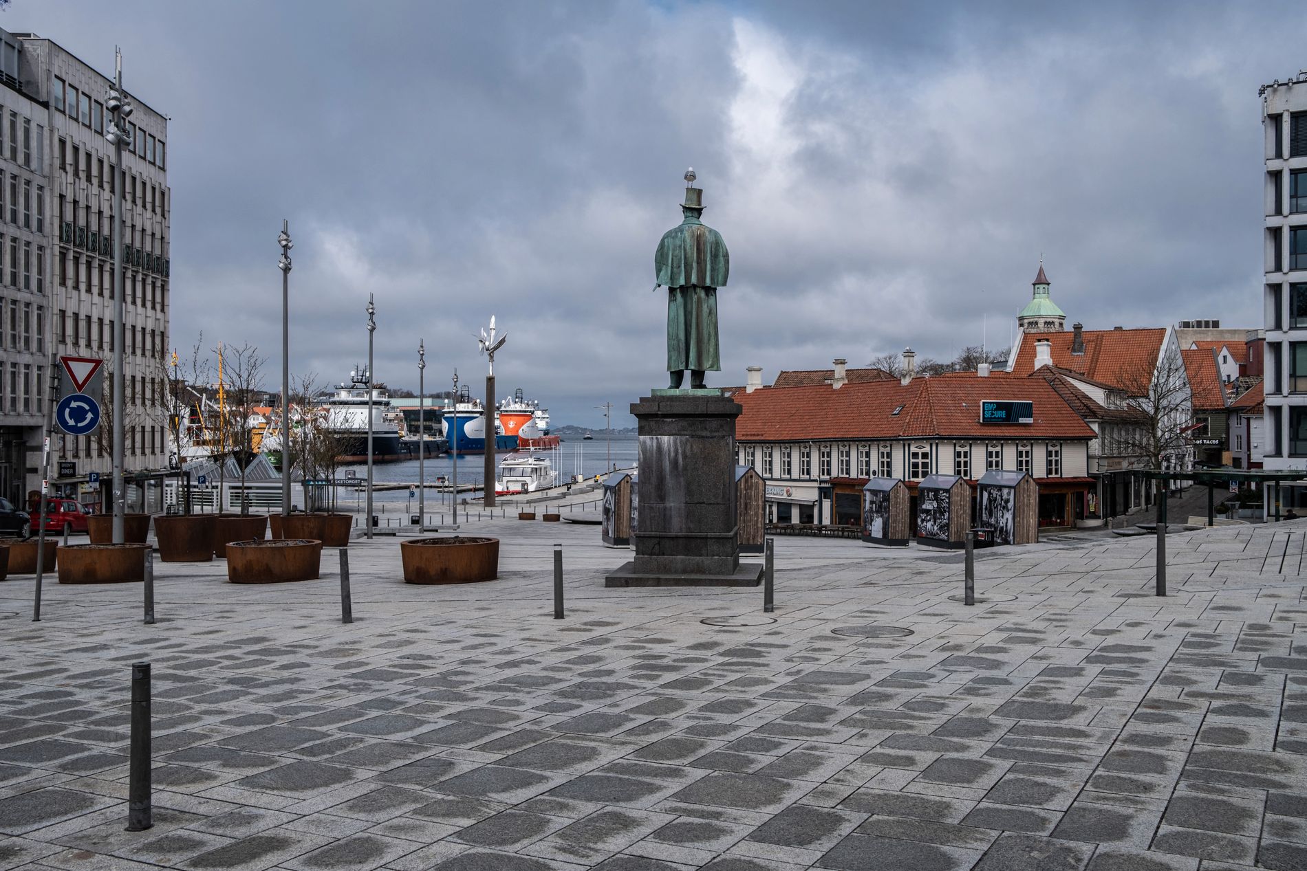 Bildet ble tatt i mars 2020. Folk holdt seg hjemme for å ikke bli smittet av, eller spre koronaviruset. Tomme gater kan skape konkursras i Stavanger denne våren og sommeren.