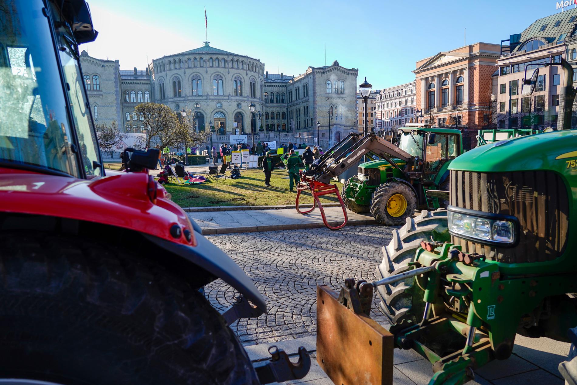 Løvebakken foran Stortinget domineres av sinte bønder som demonstrerer mot Senterpartiets landbrukspolitikk. Ikke en ideell situasjon for landbruksminister Geir Pollestad.