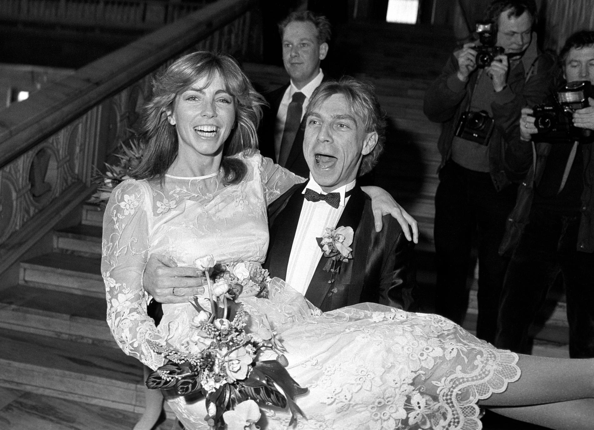 1984: KJENDISBRYLLUP. Anita Skorgan og Jahn Teigen ble viet i Oslo rådhus 17. februar 1984. Her brudeparet fotografert med en skokk av pressefotografer som foreviget det hele. 