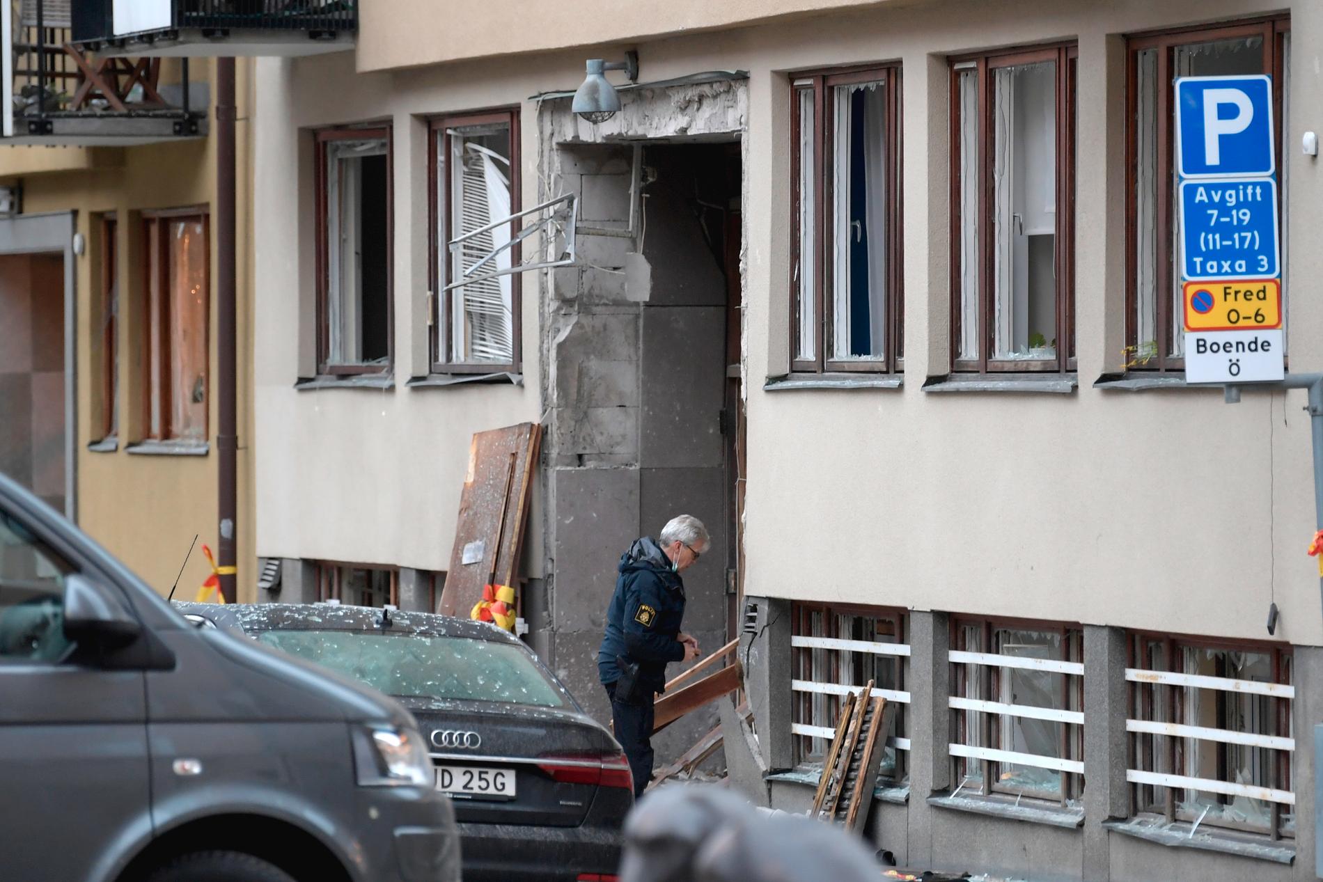 PÅ PLASS: Politiet undersøker en boligblokk på Östermalm i Stockholm, som har fått omfattende skader etter en kraftig eksplosjon. 