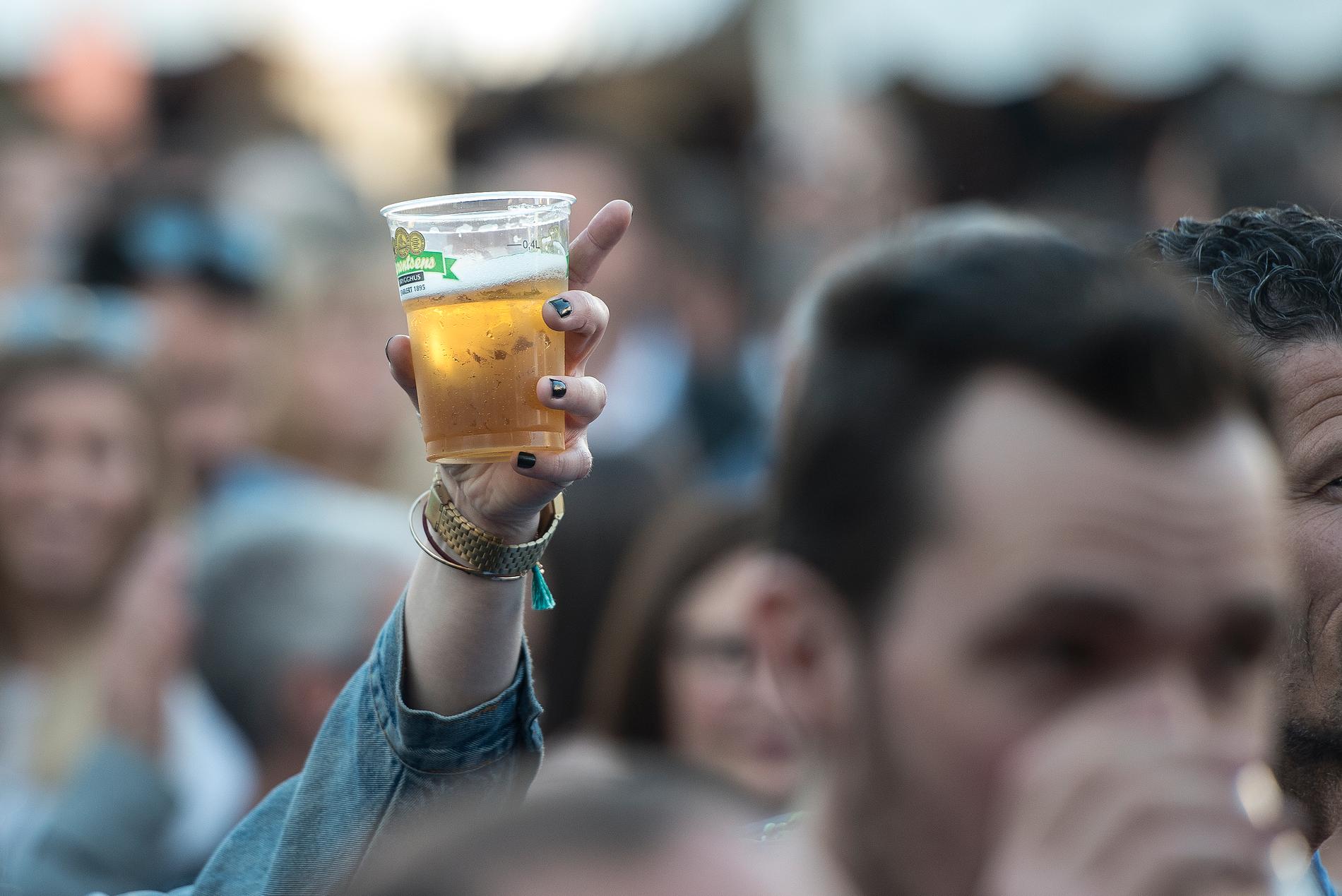 Under Rått og Råde-festivalen kunne man kjøpe seks øl om gangen. Nå er antallet nede i to. Og slik skal det være til over sommeren i det minste. 