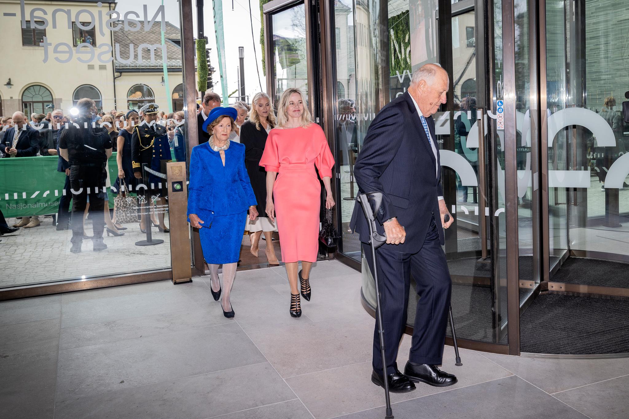 Direktør Hindsbo sammen med kong Harald og dronning Sonja under åpningen av det nye Nasjonalmuseet 11. juni i fjor. 
