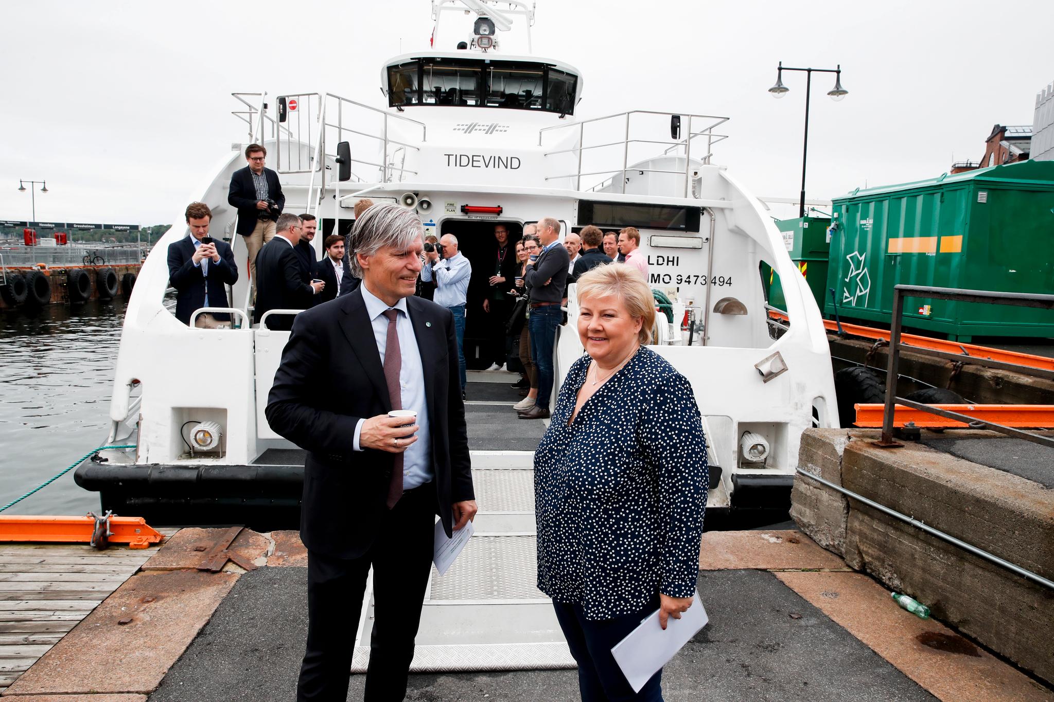 Klimaminister Ola Elvestuen, her sammen med statsminister Erna Solberg, vil  fremskynde utviklingen av utslippsfrie hurtigbåter. I bakgrunnen Nesoddbåten Tidevind.
