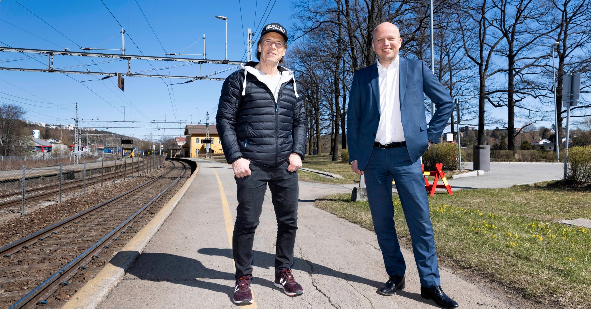 Sp-leder Trygve Slagsvold Vedum (til høyre) og hans nye partifelle Jan Bøhler lanserte Grorud stasjon som nytt NRK-hovedkvarter tidligere i vår. Nå har Vedum fått kritikk av byrådsleder Raymond Johansen (Ap) for å være lettvint.