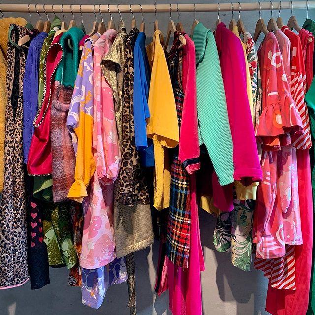 Skapet til Therese Daniela Lindø er fullt av fargerike klær hun har sydd selv.