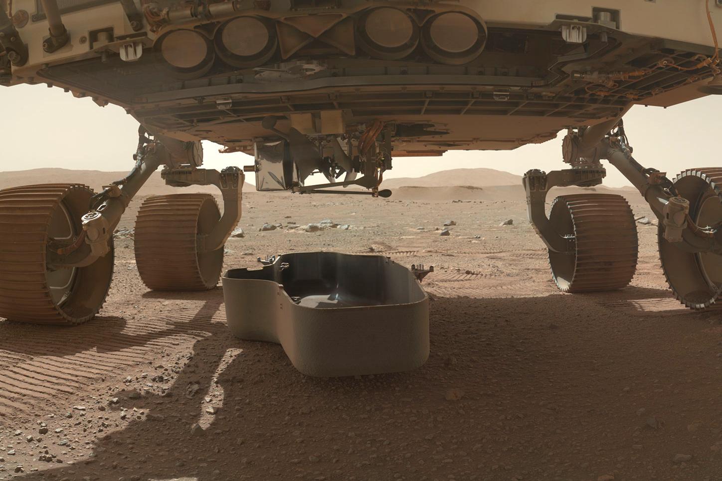 Helikopterdronen hang under Mars-kjøretøyet Perseverance, men ble sluppet ned og frikoblet og må deretter klare seg selv med strøm og varme før den planlagte flyturen. 