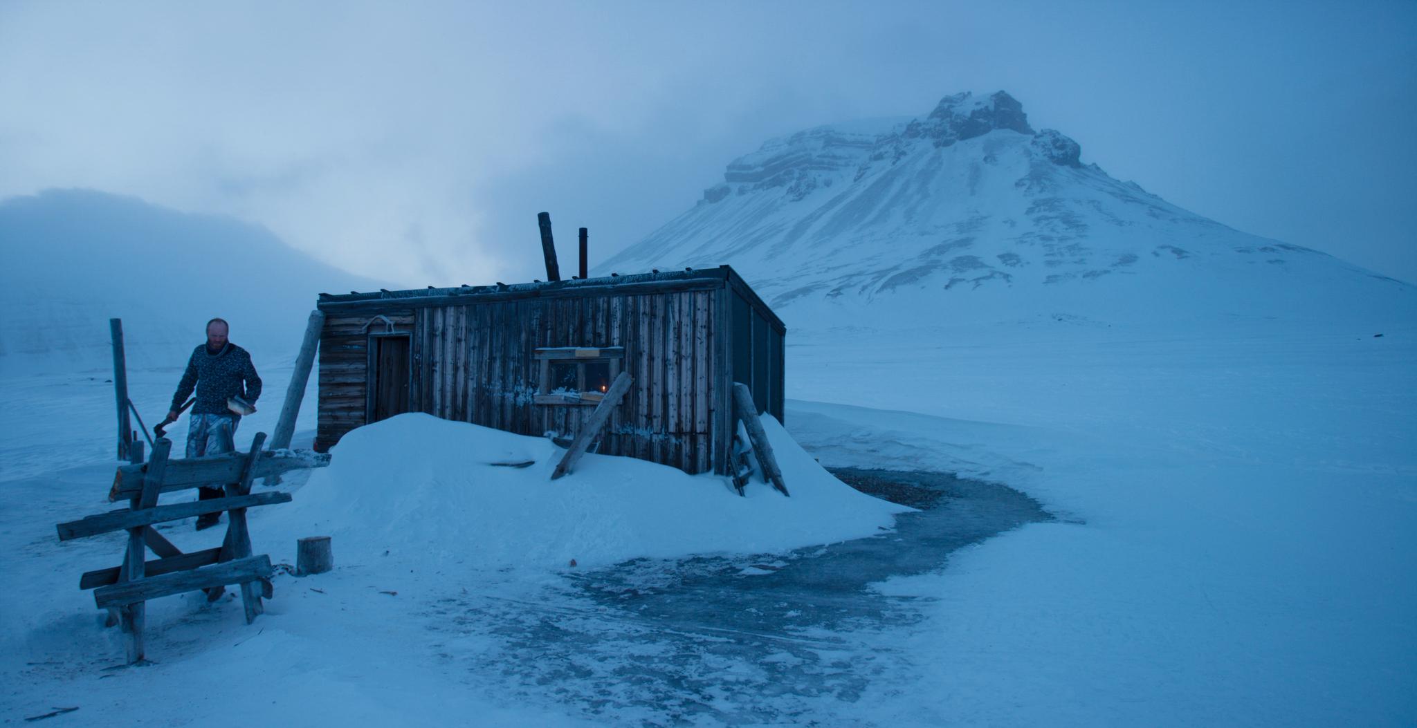 Den gamle fangsthytta har ofte vært Asgeir Helgestads bosted når han har lett etter Frost og familien.  