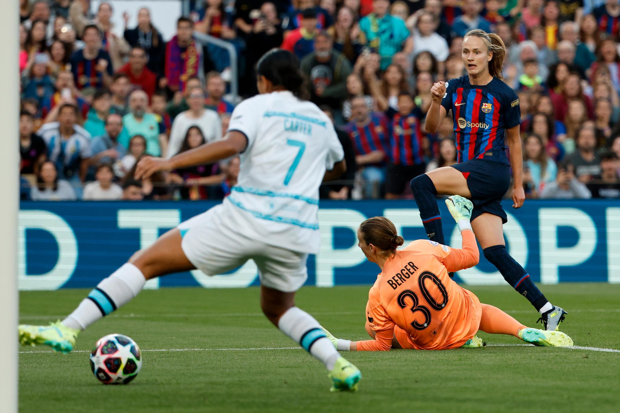 SCORET IGJEN: Her setter Caroline Graham Hansen inn 1–0 på Camp Nou. 