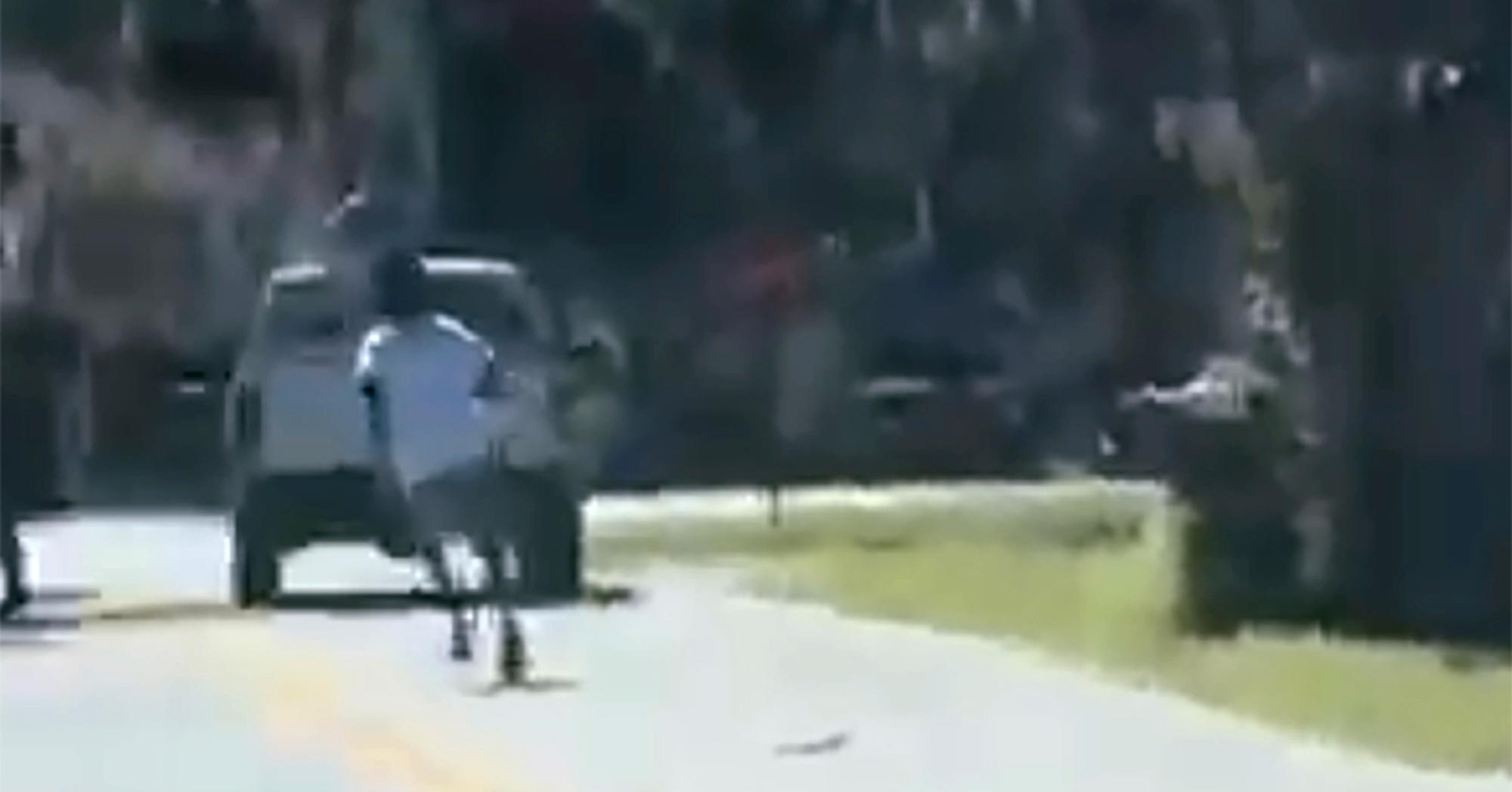 Hendelsen der Ahmaud Arbery ble skutt, ble tatt opp på video. Her forsøker han å løpe rundt bilen rett før skuddene faller.
