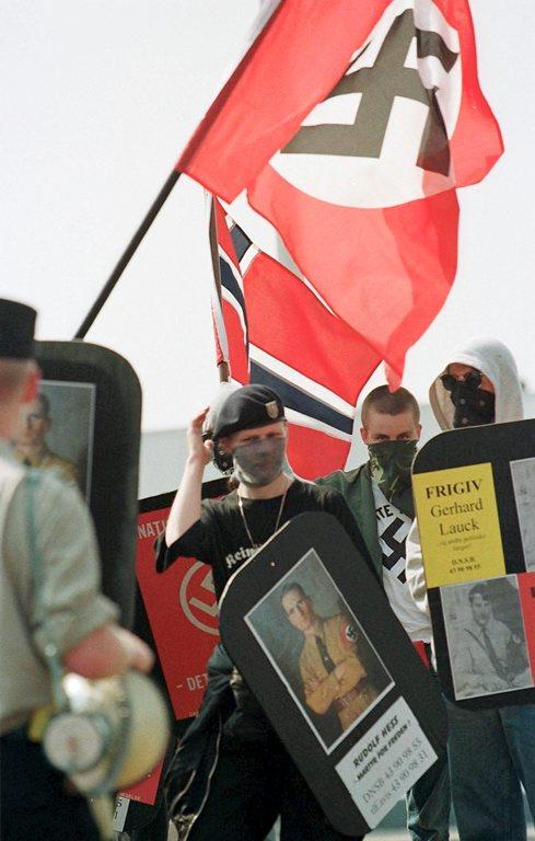 Norske nynazister, her avbildet på treff sammen med meningsfeller i Køge i Danmark, topper listen over grupperinger nordmenn ikke vil tillate å holde offentlige møter.