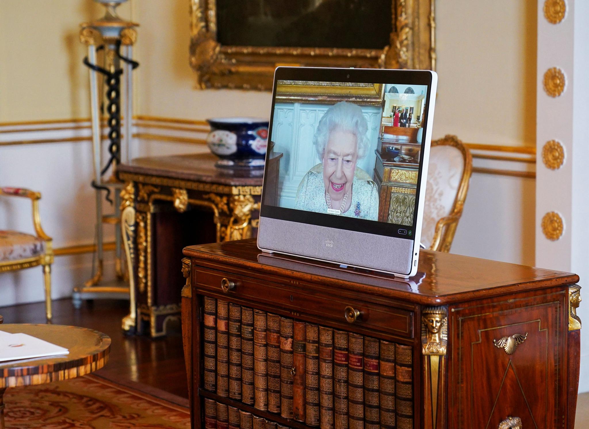 Storbritannias dronning Elizabeth II var med via en skjerm under en audiens med Maltas høykommissær Dr. Emmanuel Mallia og hans kone Elena Codruta i Buckingham Palace fredag. 