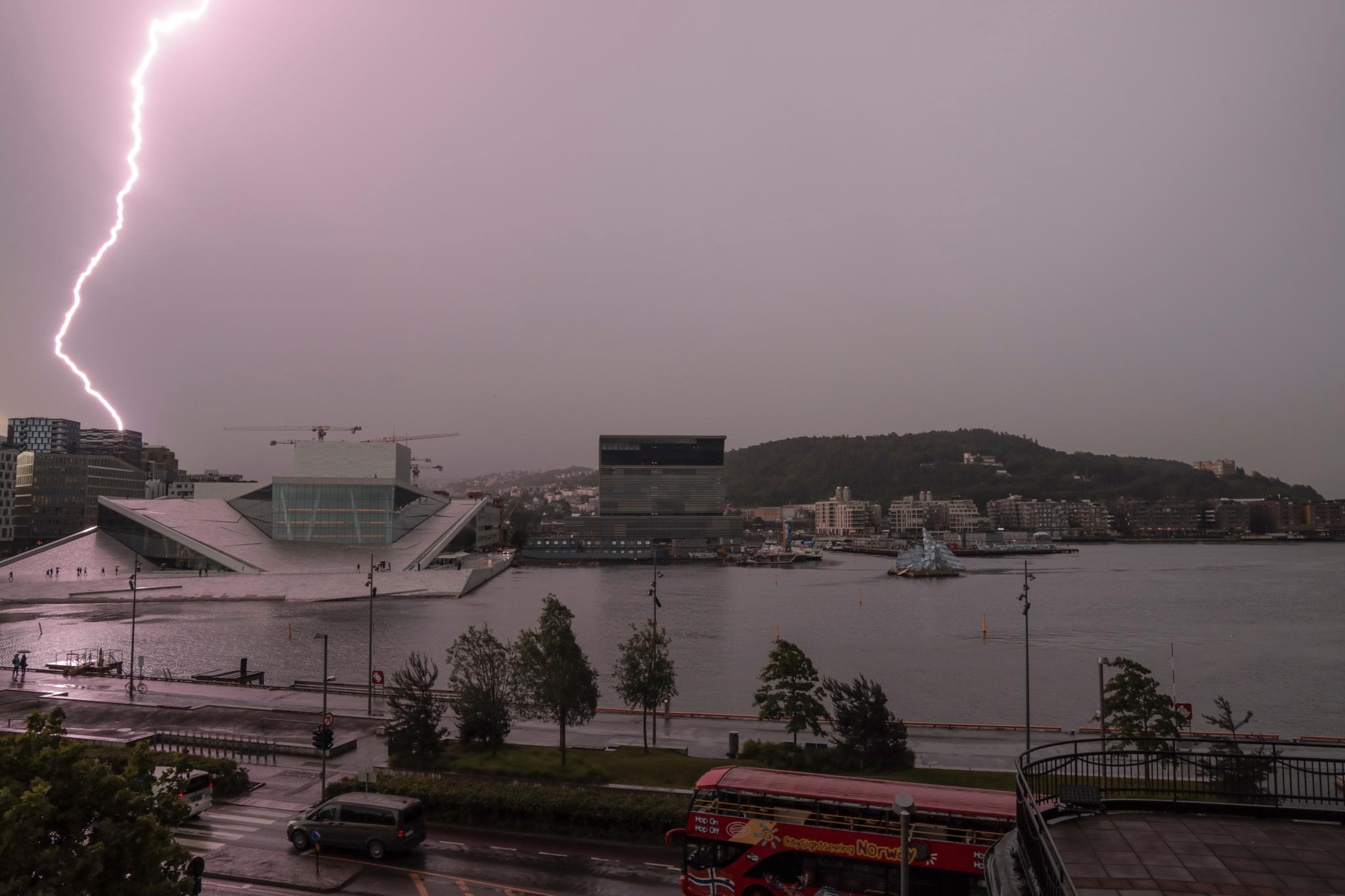 Uværet nådde Oslo torsdag ettermiddag. Her sees lynet bak operaen i Bjørvika.