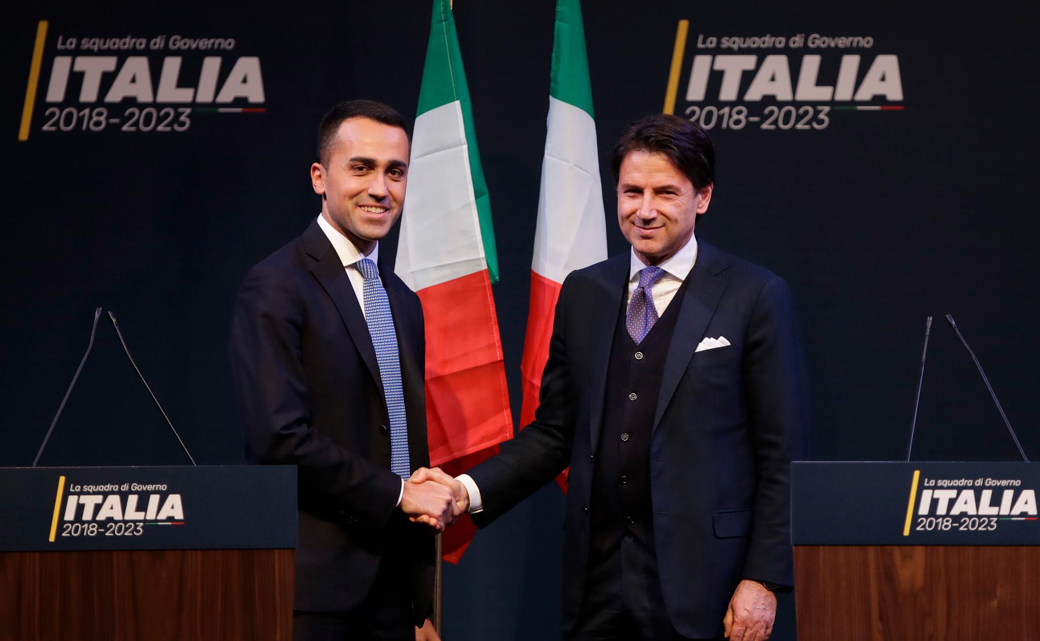 Juristen Giuseppe Conte er nominert til Italias nye statsminister, men han er ennå ikke godkjent av landets president. Her er han avbildet sammen med Luigi Di Maio, lederen av Femstjernersbevegelsen. 