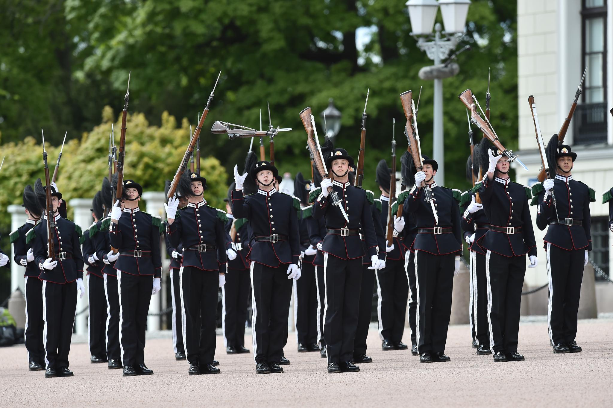 Gardens opptreden på 17. mai er et av få fra militæret. Norges nasjonaldag skiller seg fra andre lands, da fokuset ligger på barnetog og ikke militærparade. 