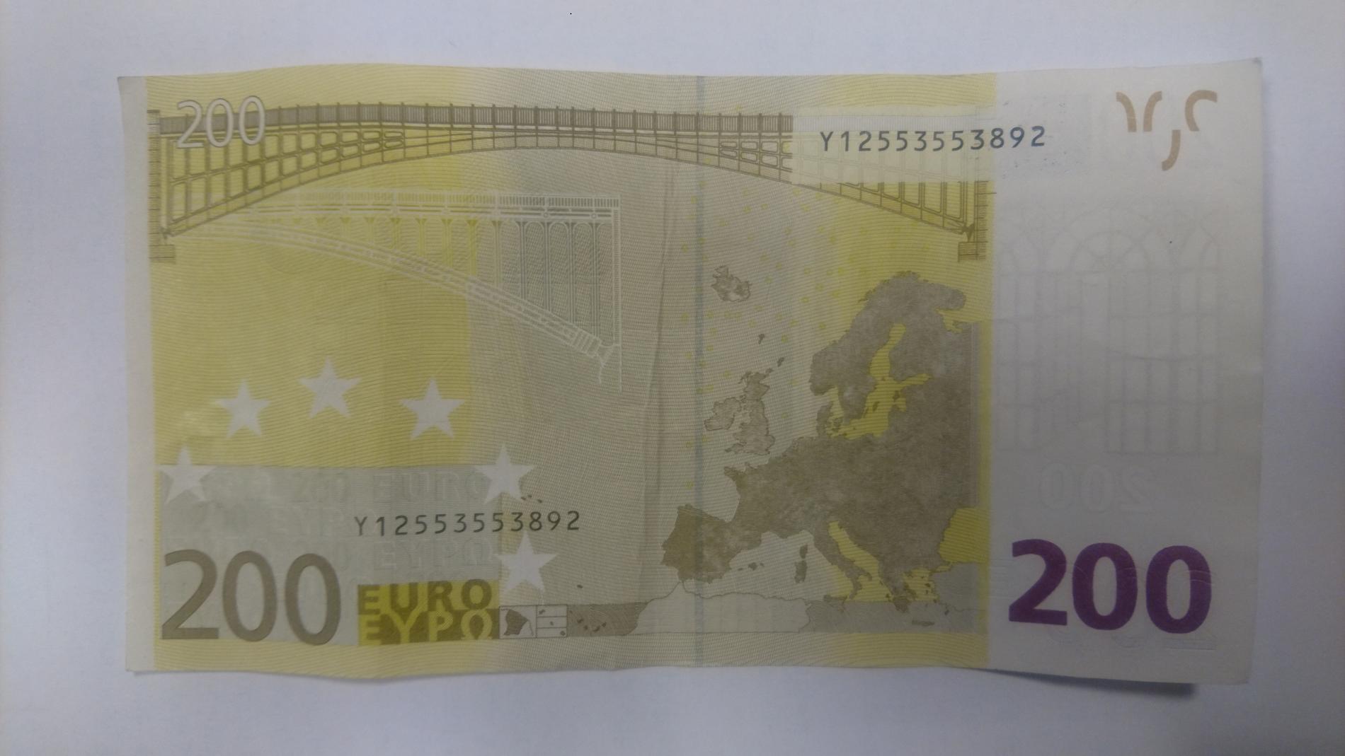 ANTATT FALSK: Dette er en av sedlene, en 200-euroseddel, som ble funnet i tilknytning til mannen. Sedlene er sendt til Kripos for analyse, men politiet er ganske sikre på at i hvert fall eurosedlene er falske. Mannen har også erkjent straffskyld.
