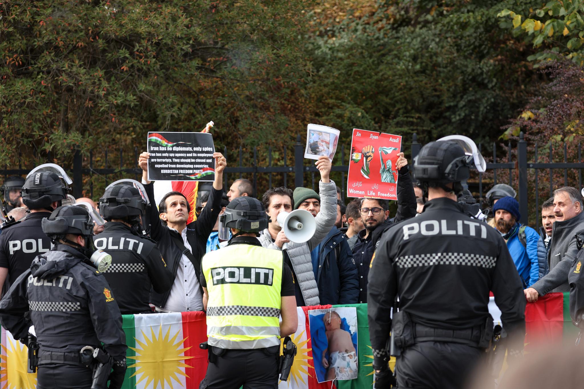 Mange demonstranter møtte opp foran den iranske ambassaden torsdag. Det førte til at mange ble pågrepet.